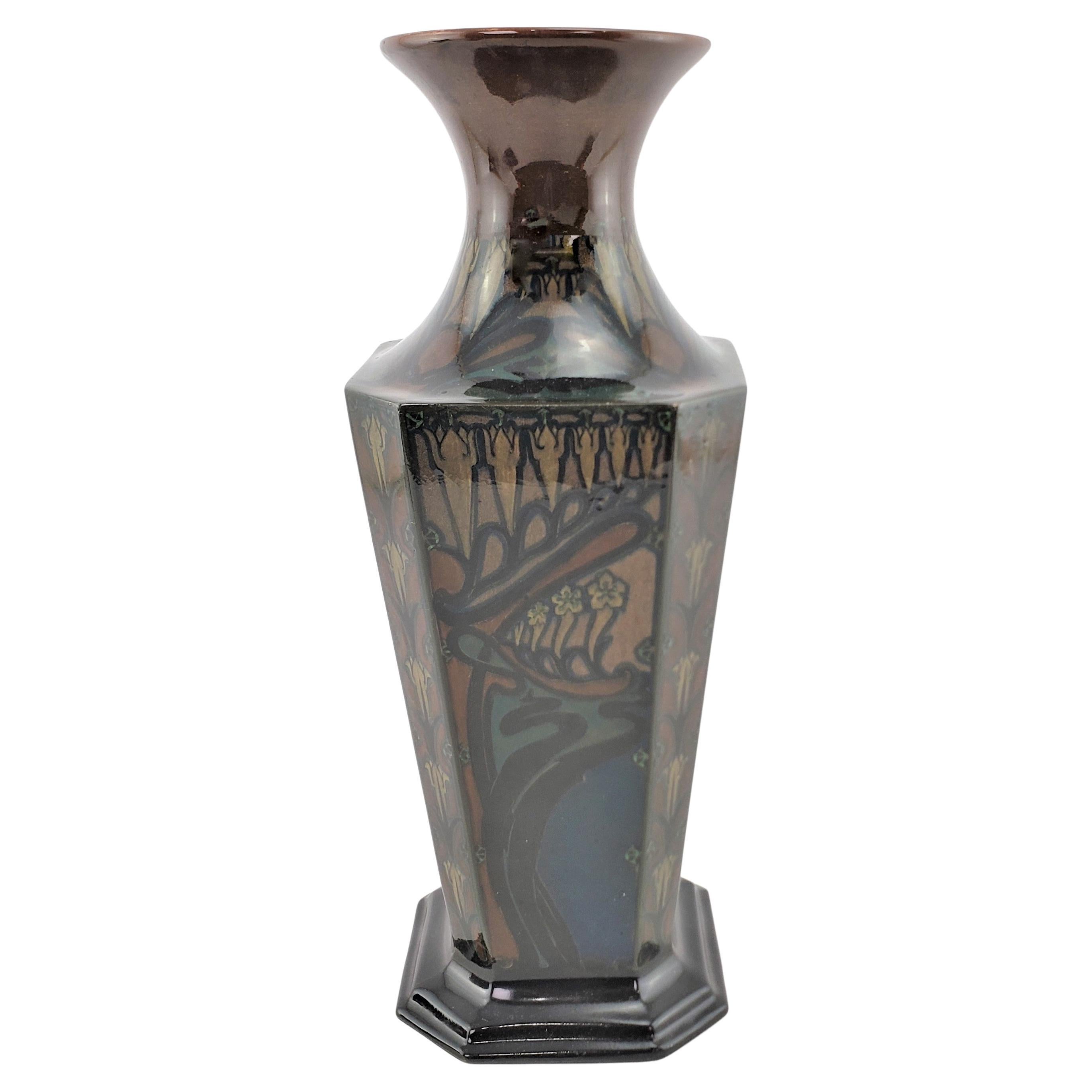 Grand vase ancien en poterie d'art Art nouveau de Rozenburg avec décoration de paysage en vente