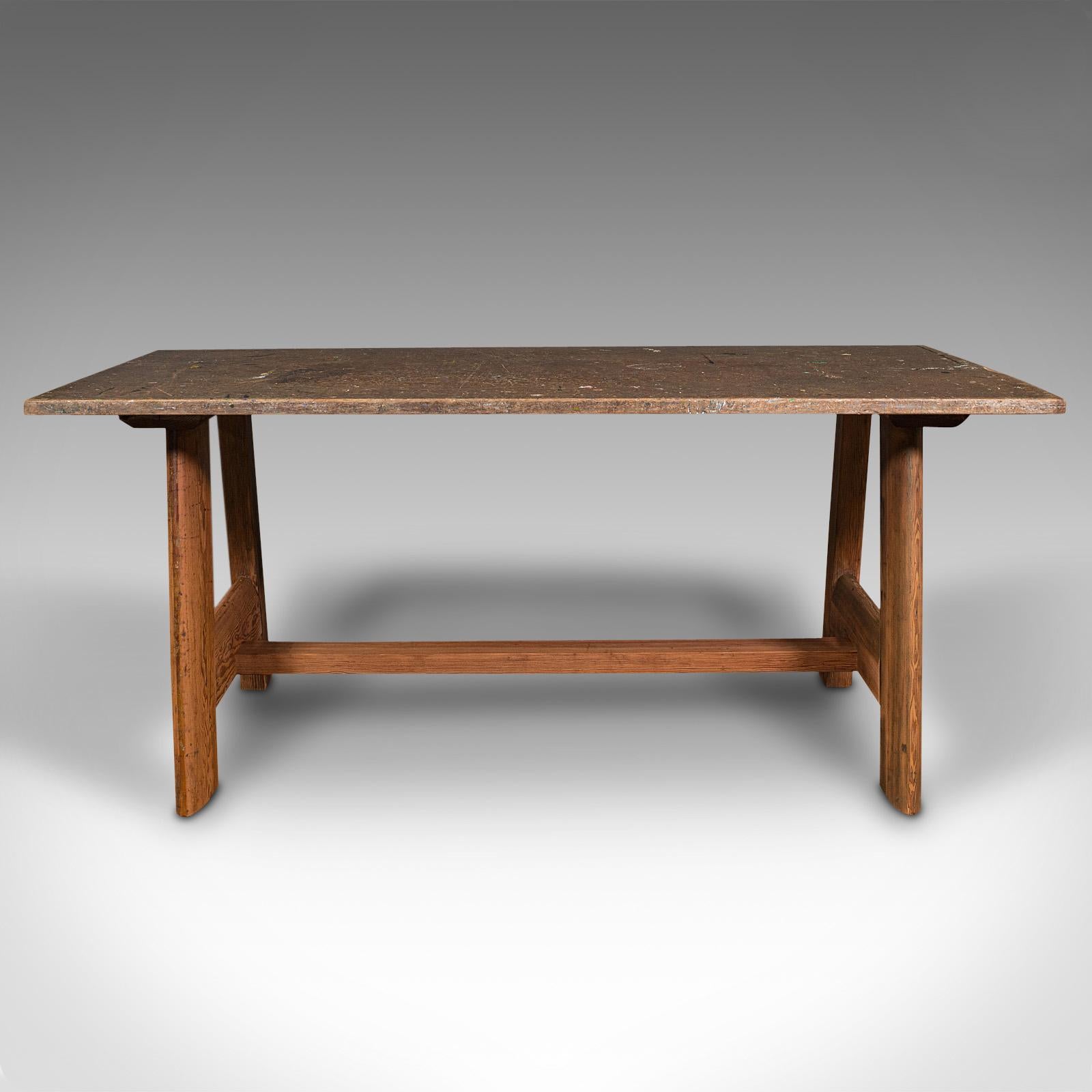 Si tratta di una grande panca da artista antica. Tavolo da cucina o scrivania inglese in mogano e pino patinato, risalente al periodo edoardiano e successivo, circa 1910.

Amorevolmente patinata con resti di oli e acrilici, può ospitare comodamente