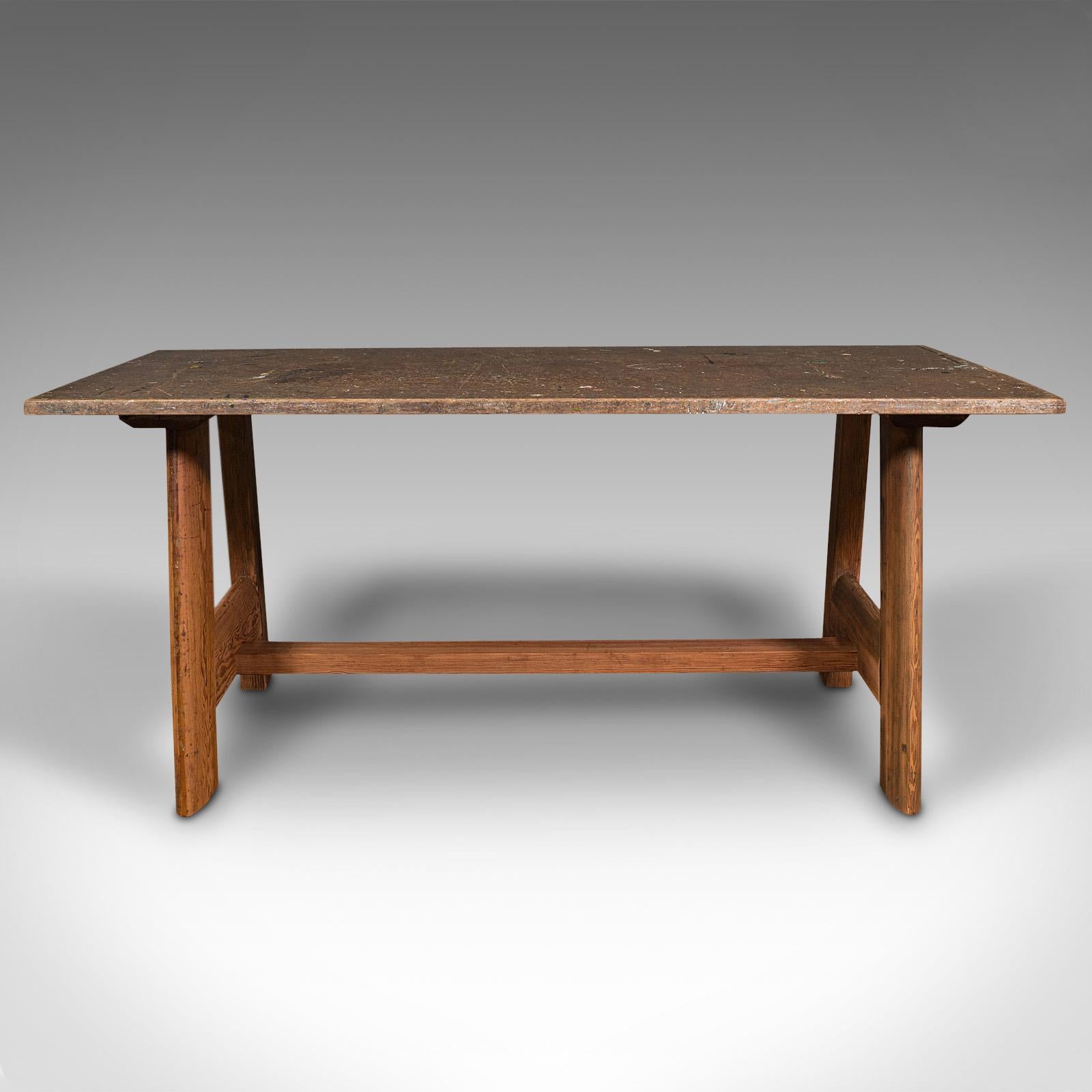 Il s'agit d'un grand banc d'artiste ancien. Table de cuisine ou bureau anglais en acajou sur pitch pine patiné, datant de la période édouardienne et plus tard, vers 1910.

Patiné avec amour, avec des restes d'huiles et d'acryliques, pouvant