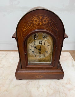 Grande horloge de table ou de cheminée ancienne en bois de noyer avec incrustations, vers 1900.