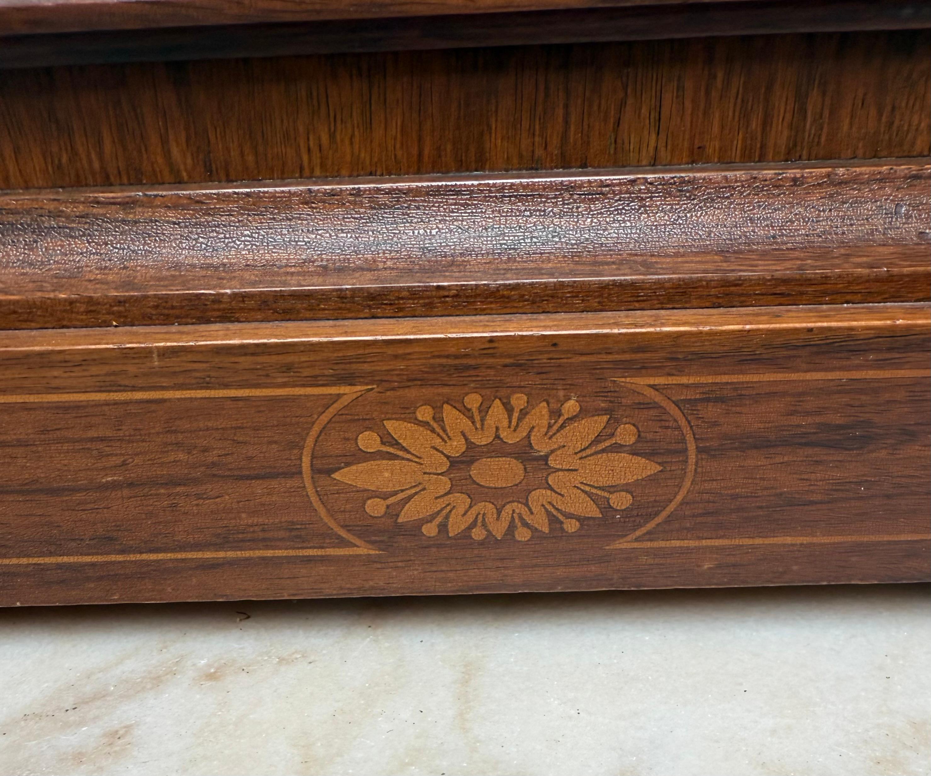Large Antique Arts & Crafts Nutwood with Inlay Table or Mantel Clock, ca 1900. In Excellent Condition For Sale In Lisse, NL