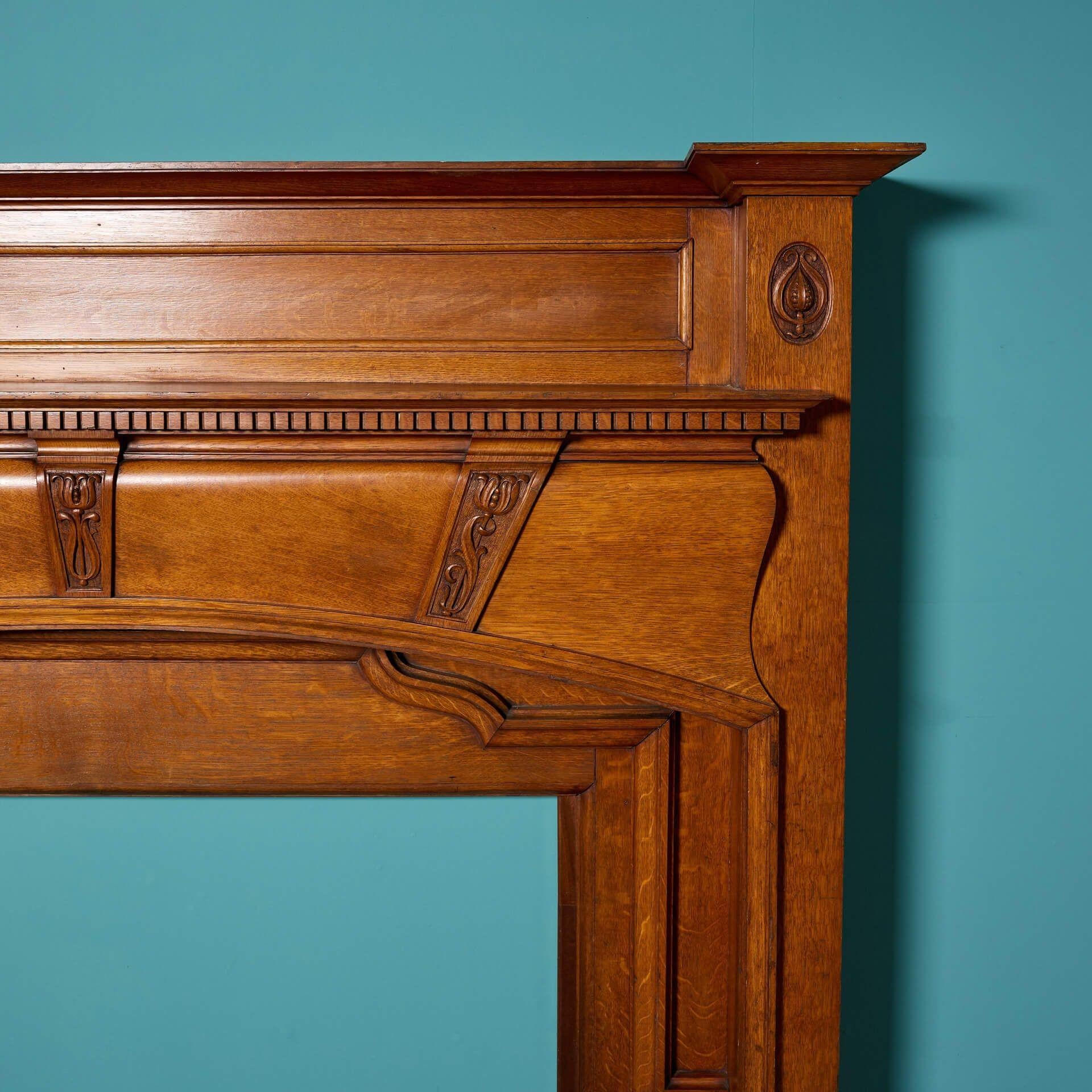 Arts and Crafts Grand manteau de cheminée ancien en Oak de style Antiquities & Craft en vente