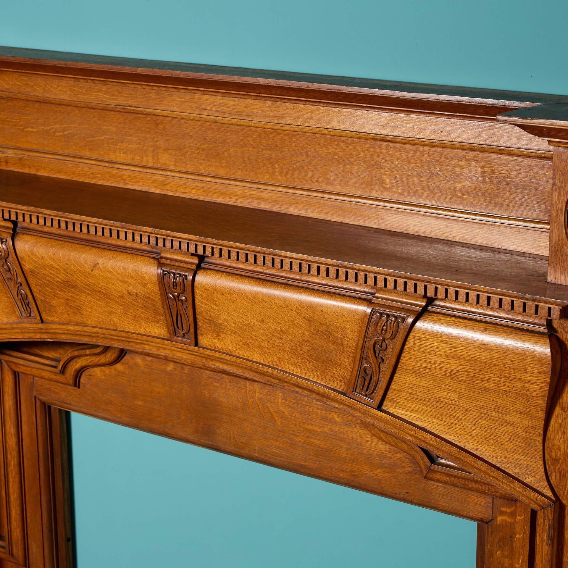 XIXe siècle Grand manteau de cheminée ancien en Oak de style Antiquities & Craft en vente