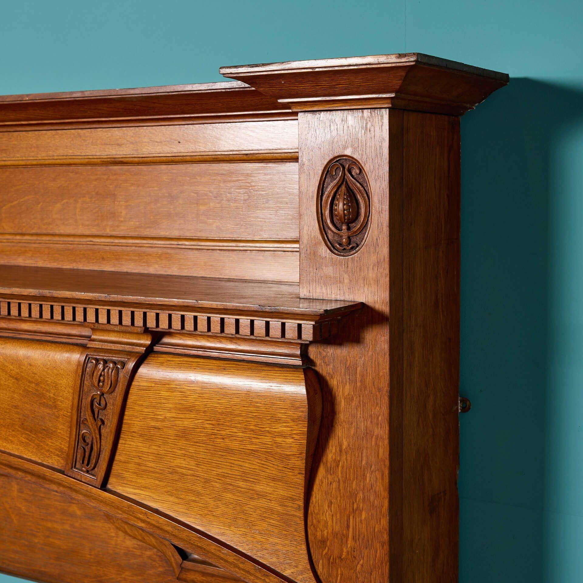Bois Grand manteau de cheminée ancien en Oak de style Antiquities & Craft en vente