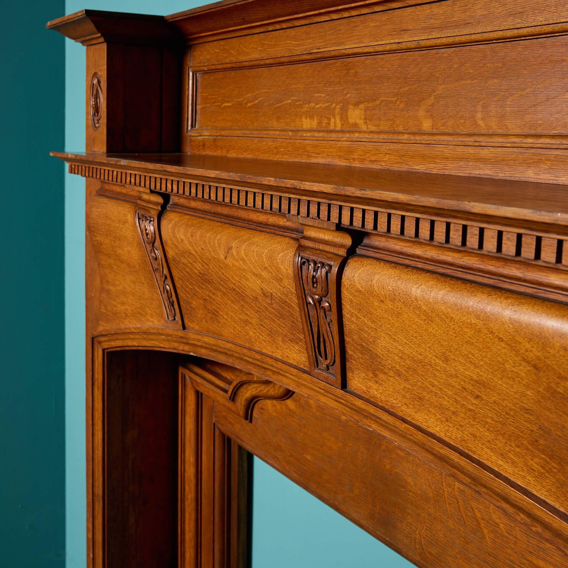 Grand manteau de cheminée ancien en Oak de style Antiquities & Craft en vente 1