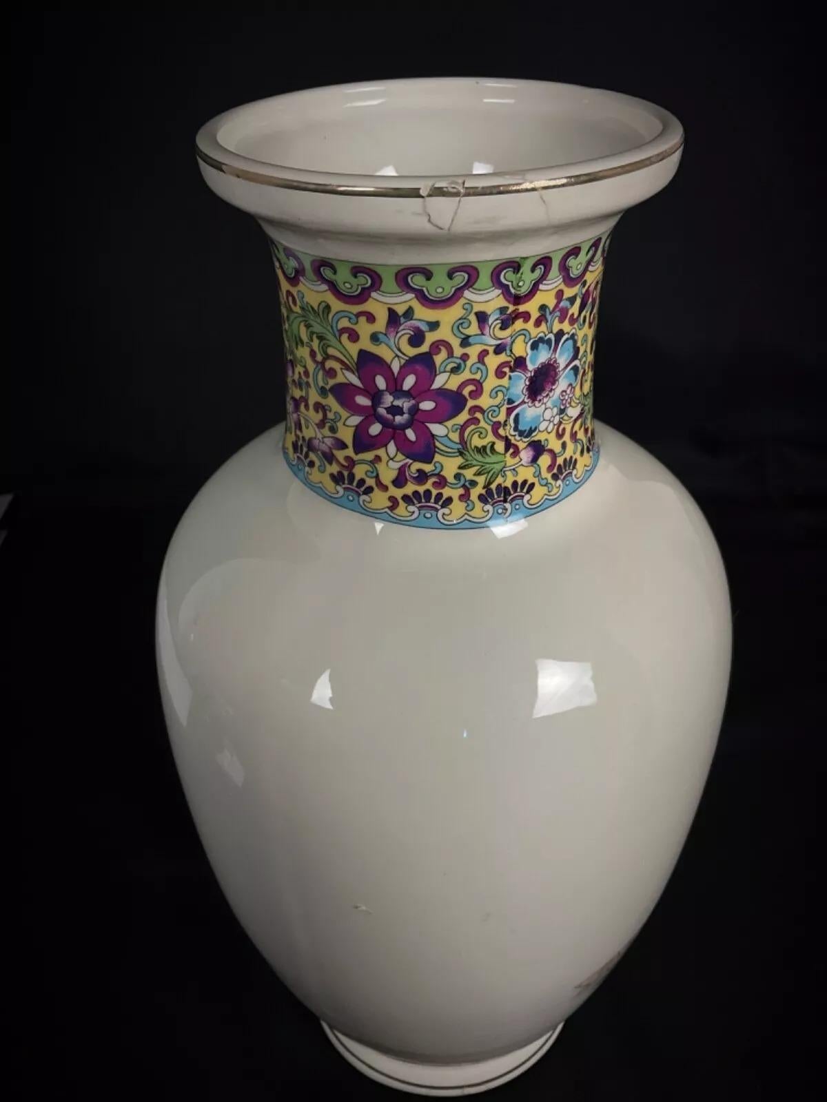 Große antike asiatische Vase - florale & traditionelle Motive - signiert - 2Y395 (Keramik) im Angebot