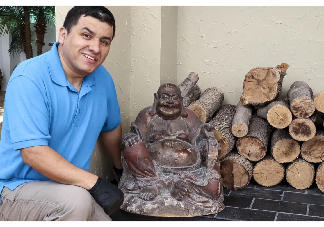 Eine sehr große antike asiatische Holzschnitzerei des ikonischen Lachenden Buddhas. Die Skulptur hat eine großartige Form, der Buddha stützt sich mit der rechten Hand auf sein Knie, die linke hält möglicherweise ein Musikinstrument? Es ist viel