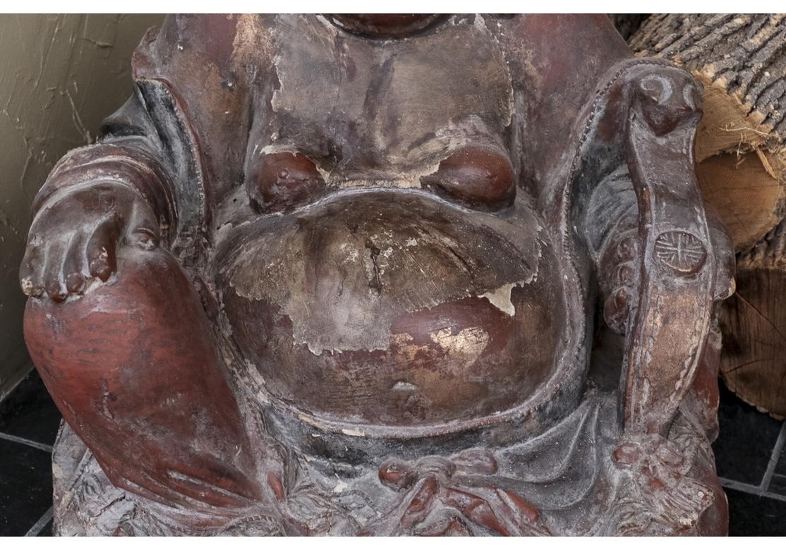 Große antike asiatische Holzskulptur des lachenden Buddha (Ming-Dynastie) im Angebot