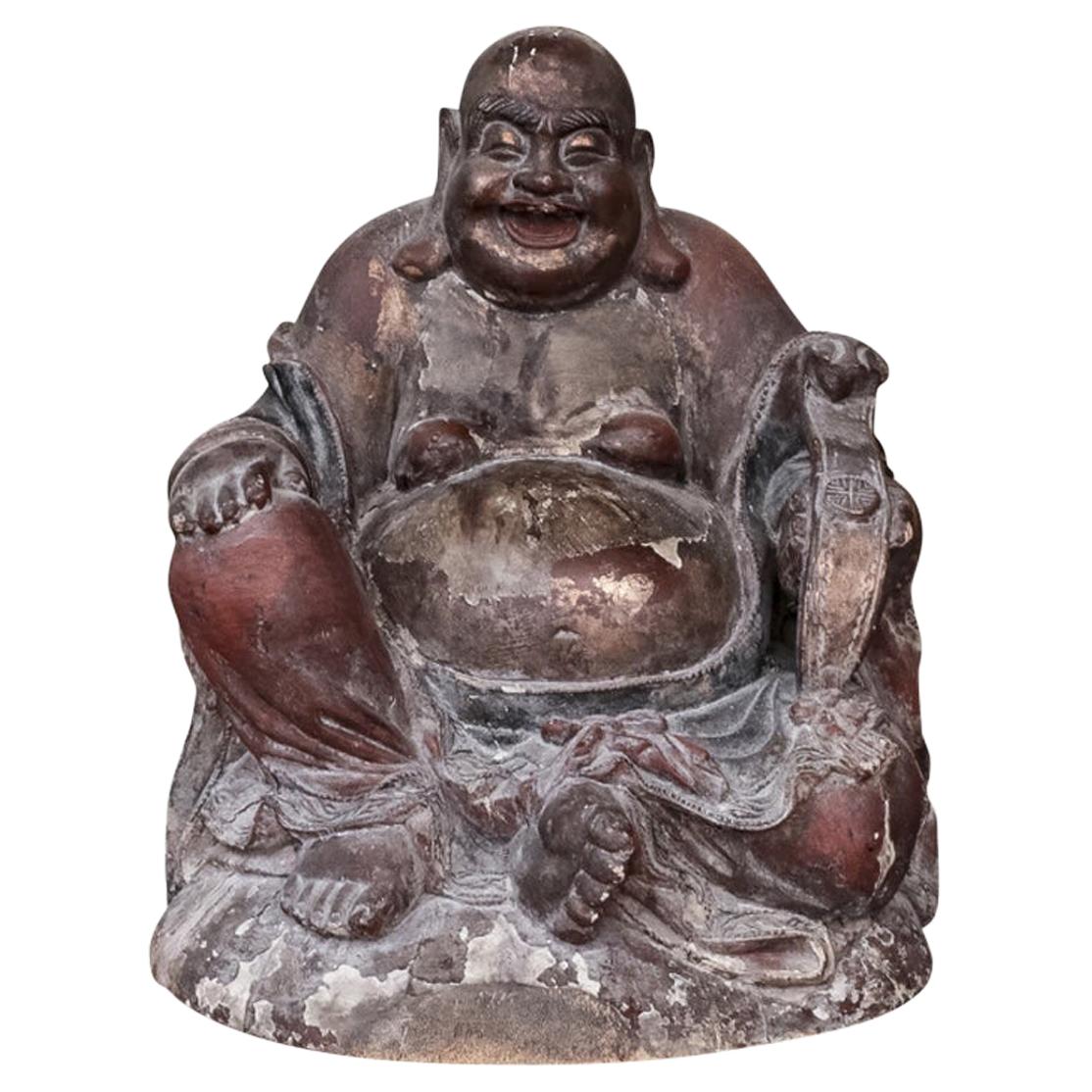 Große antike asiatische Holzskulptur des lachenden Buddha im Angebot