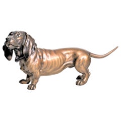 Figurilla grande de perro Basset Hound austriaco antiguo de bronce pintado en frío