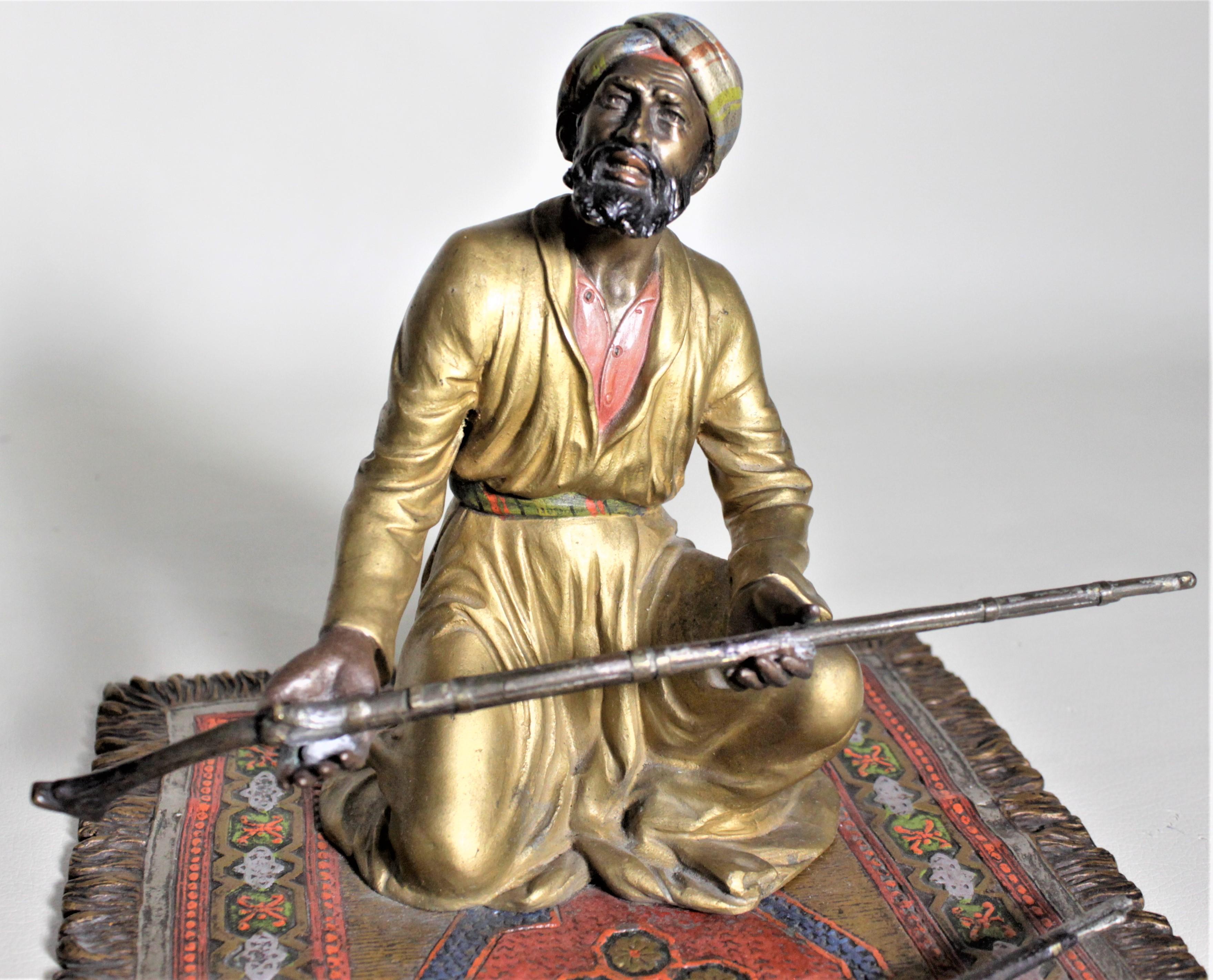 Grande figurine autrichienne ancienne en bronze peint à froid d'un marchand aux bras arabes en vente 1