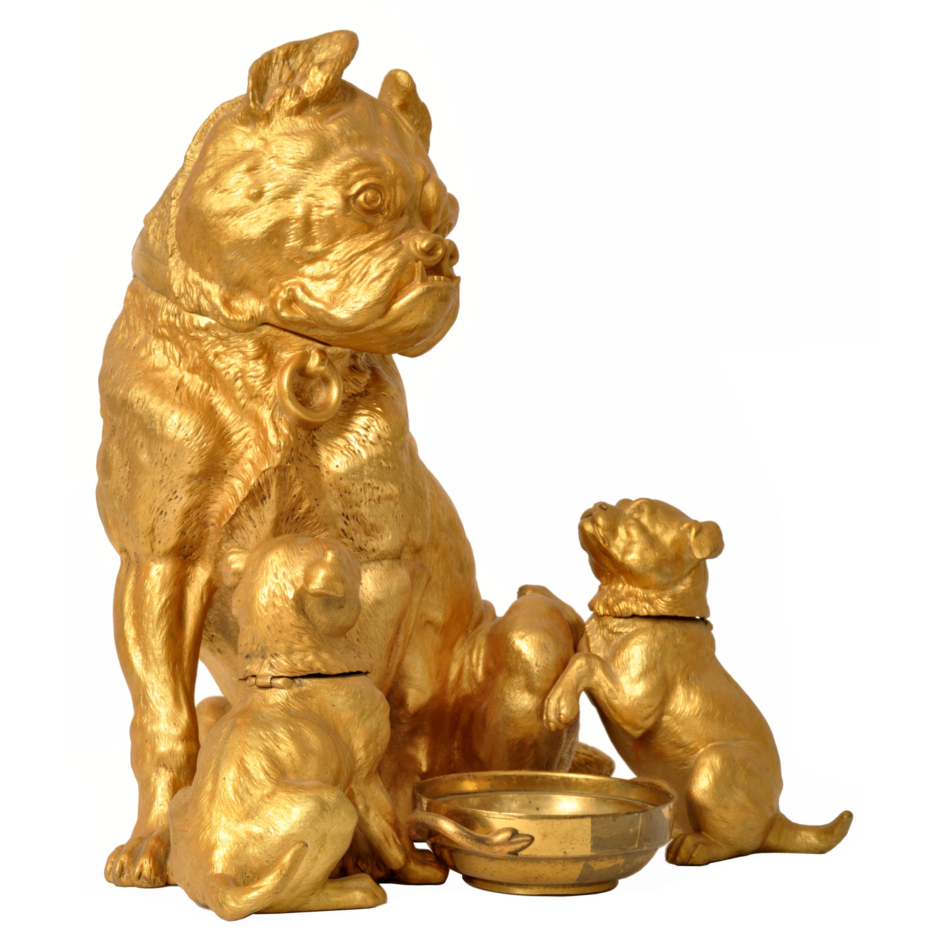 Eine große und seltene antike österreichische vergoldete Bronze Schreibtisch-Set / Skulptur, modelliert als eine Mops-Hunde mit ihren zwei Welpen, dokumentiert, um 1910.
In der Mitte ist eine Mopsmutter zu sehen, flankiert von zwei Mopsjungen, die