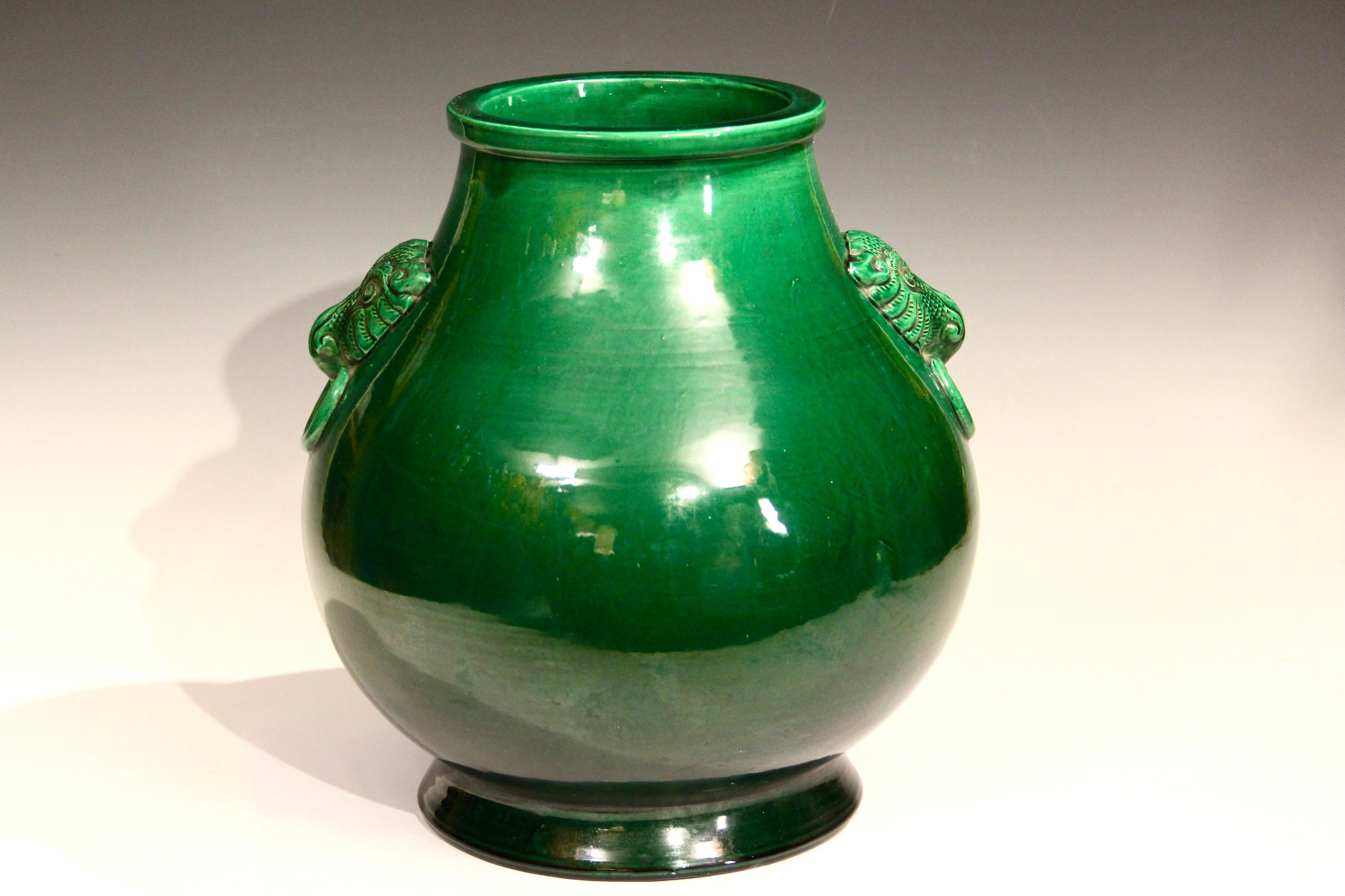 Arts and Crafts Grande vaso antico Awaji Pottery Hu Form Taotie Mask Handle Green in vendita