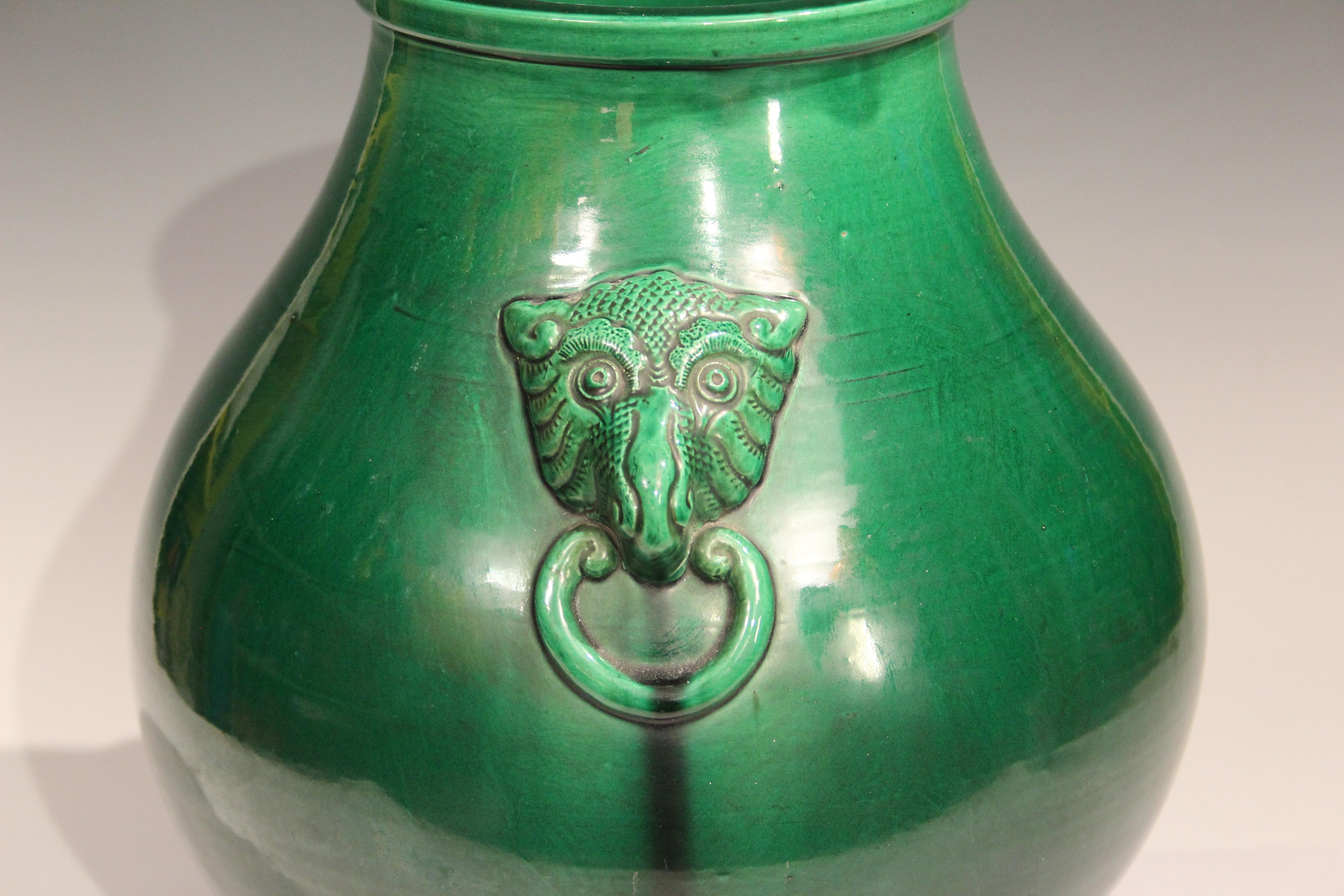 Giapponese Grande vaso antico Awaji Pottery Hu Form Taotie Mask Handle Green in vendita