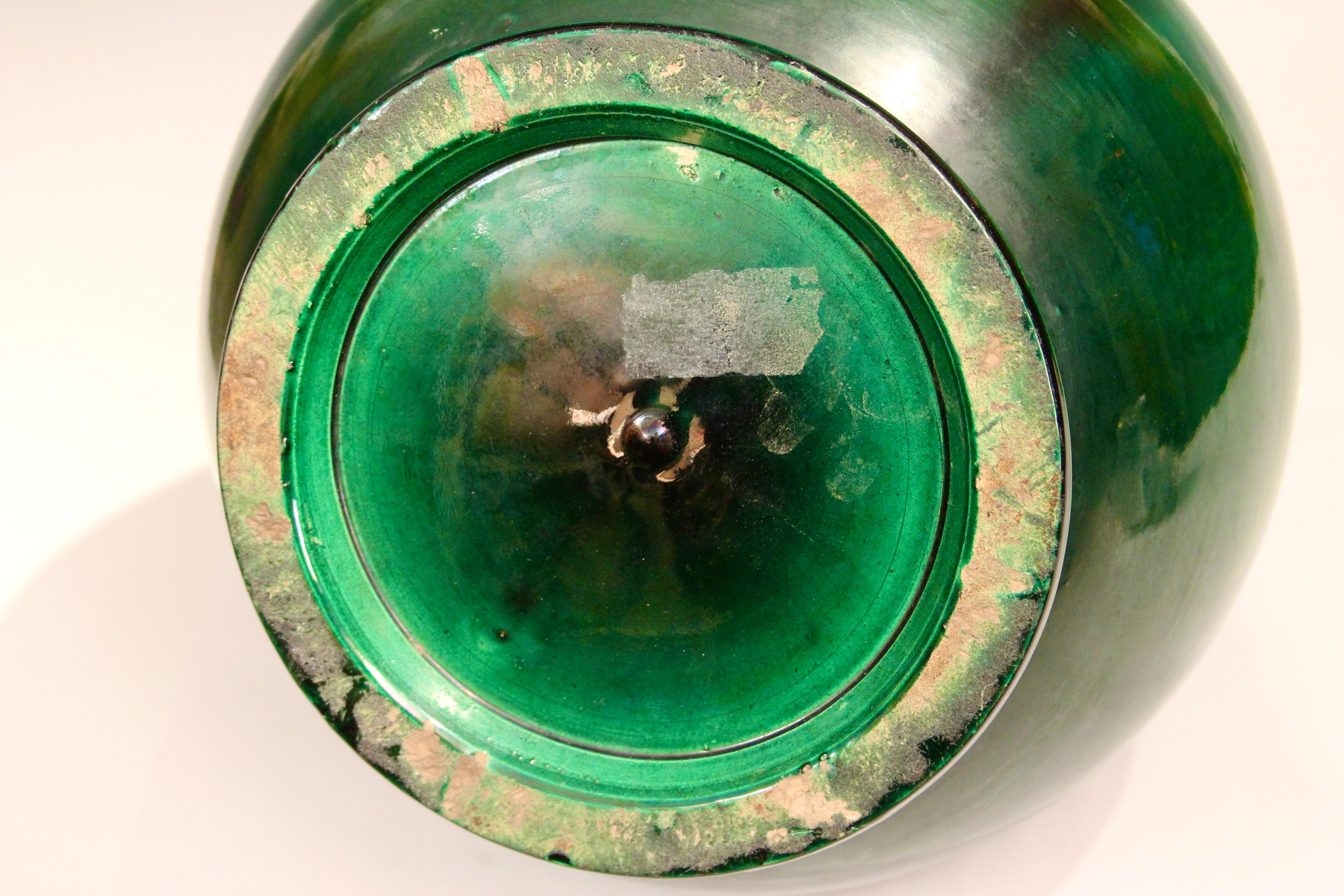 Inizio XX secolo Grande vaso antico Awaji Pottery Hu Form Taotie Mask Handle Green in vendita