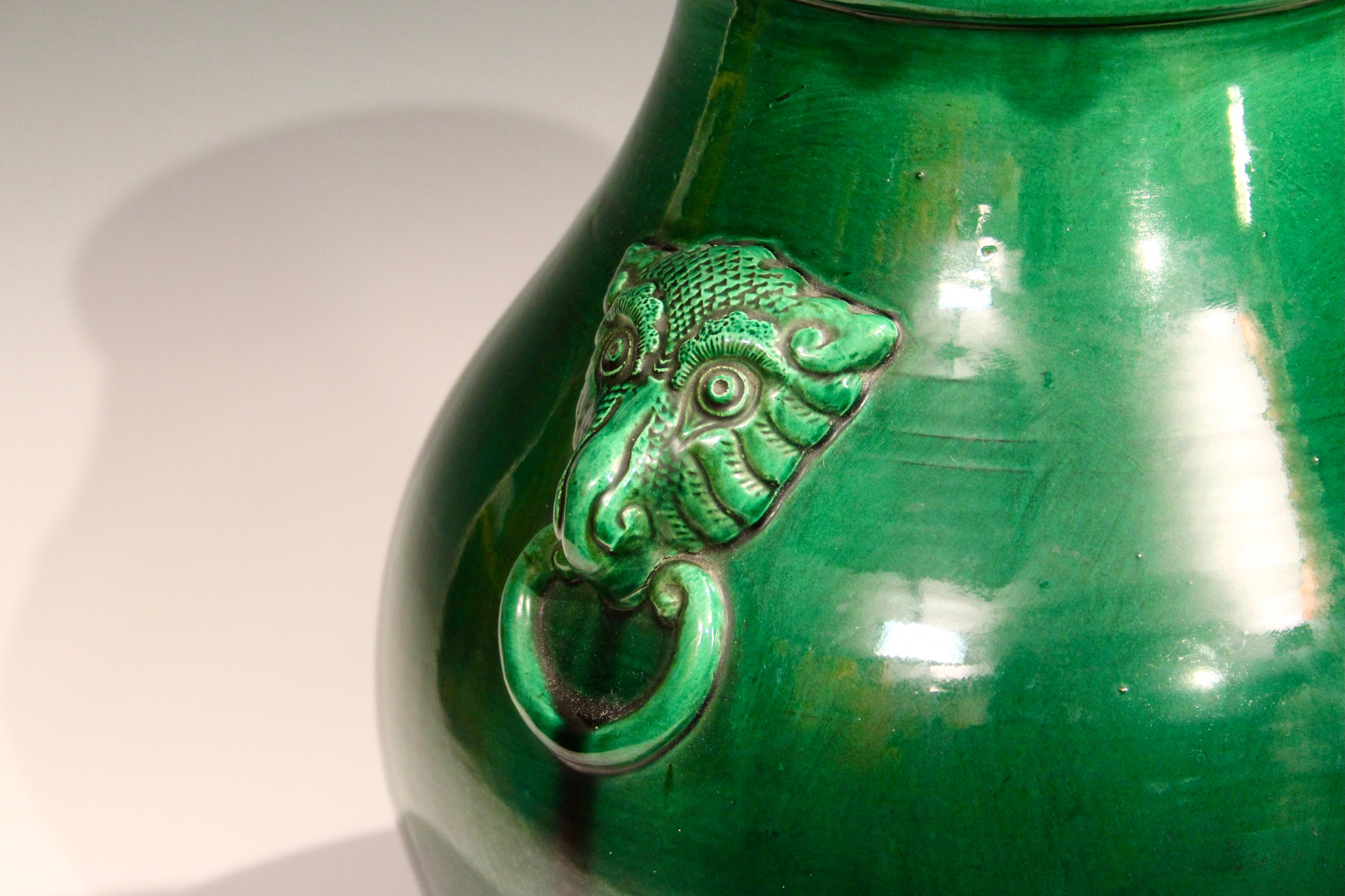 Terracotta Grande vaso antico Awaji Pottery Hu Form Taotie Mask Handle Green in vendita