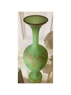 Grand vase ancien en verre opalin français de Baccarat, 19ème siècle
