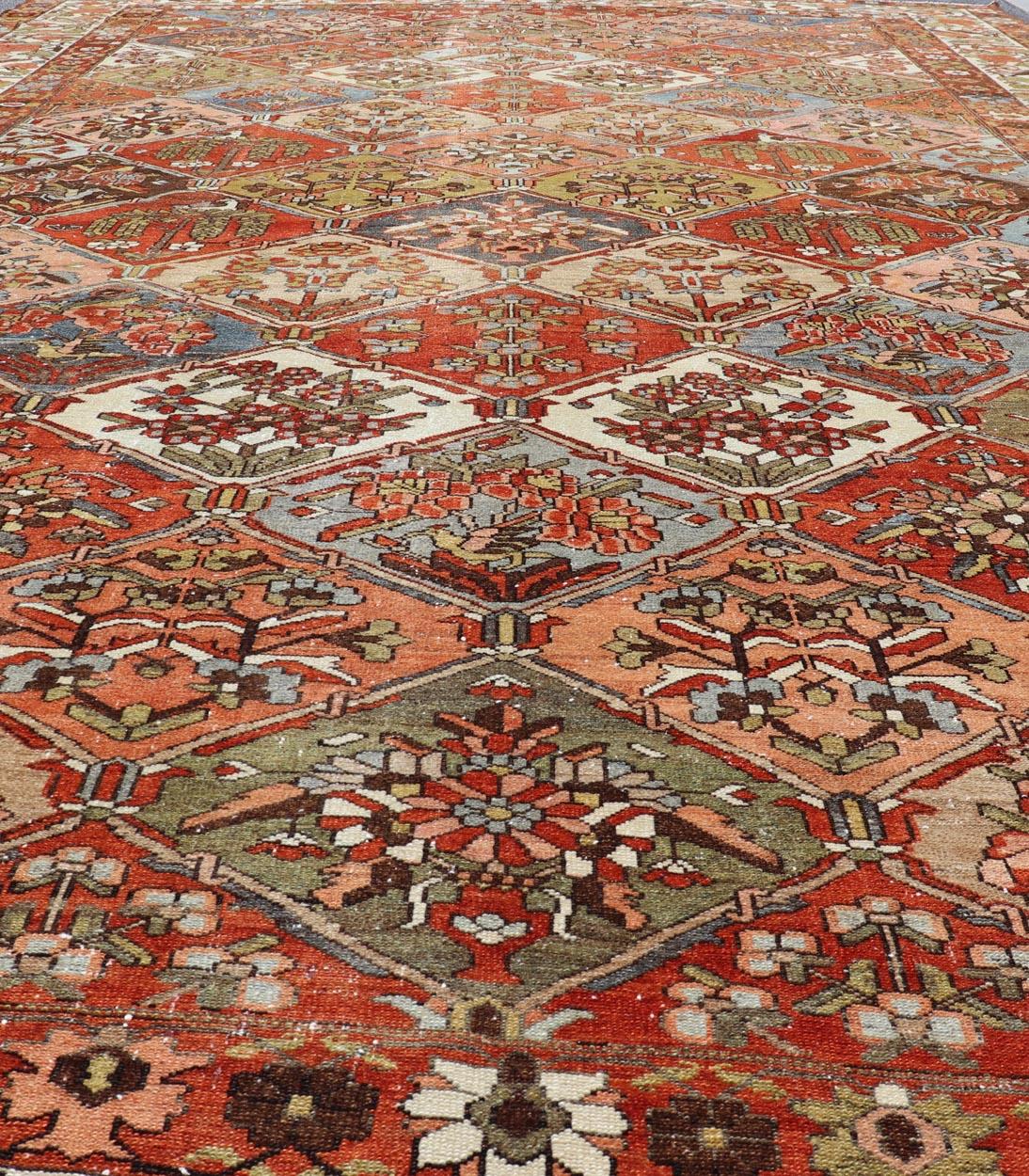 Mesures : 12'1 x 18'0 
Grand tapis ancien de Bakhtiari à motifs de jardins de diamants Keivan Woven Arts.
tapis W22-0801, Keivan Woven Arts pays d'origine / type : Iran / CIRCA, vers 1900. 

Ce magnifique tapis ancien de Bakhtiari présente un motif