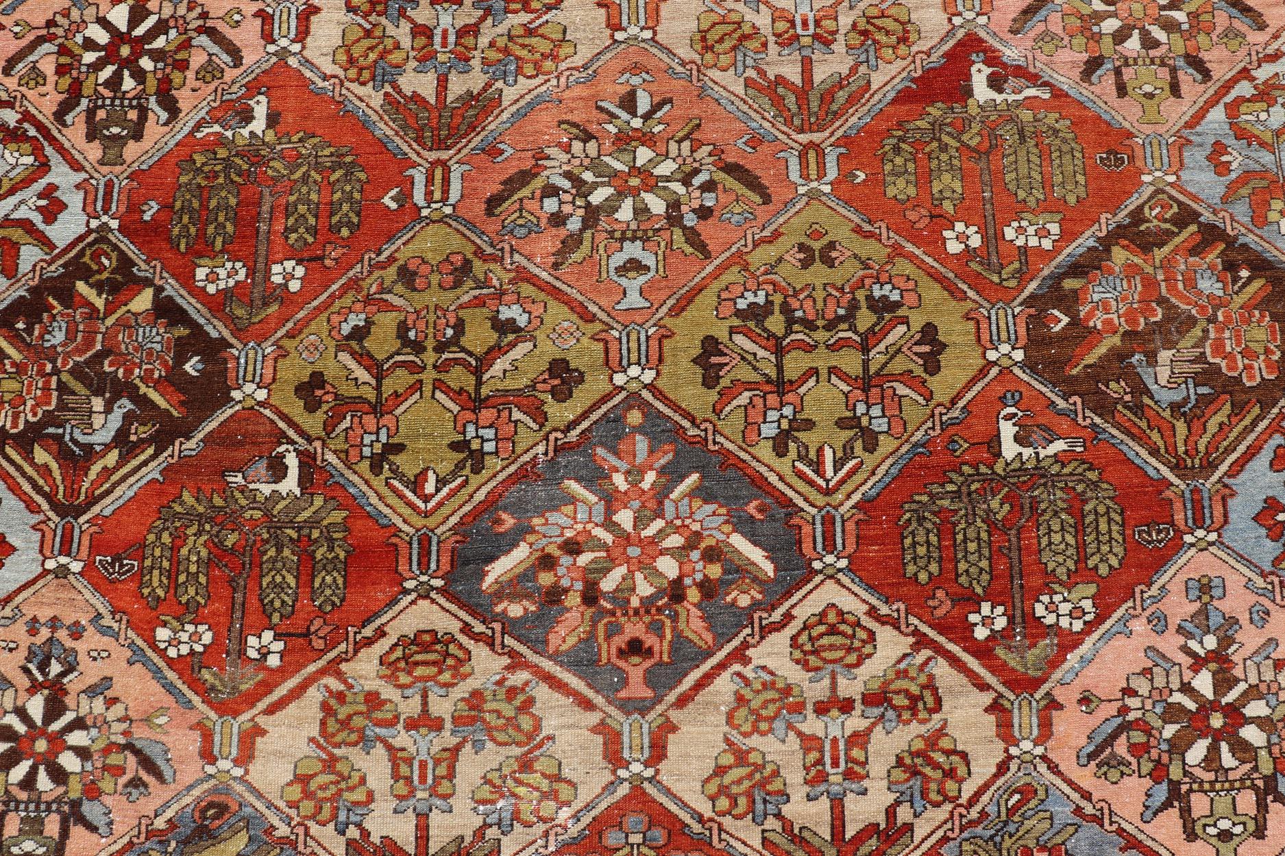 Noué à la main Grand tapis ancien Bakhtiari avec motif de jardin en forme de diamant 12'1 x 18'0 en vente