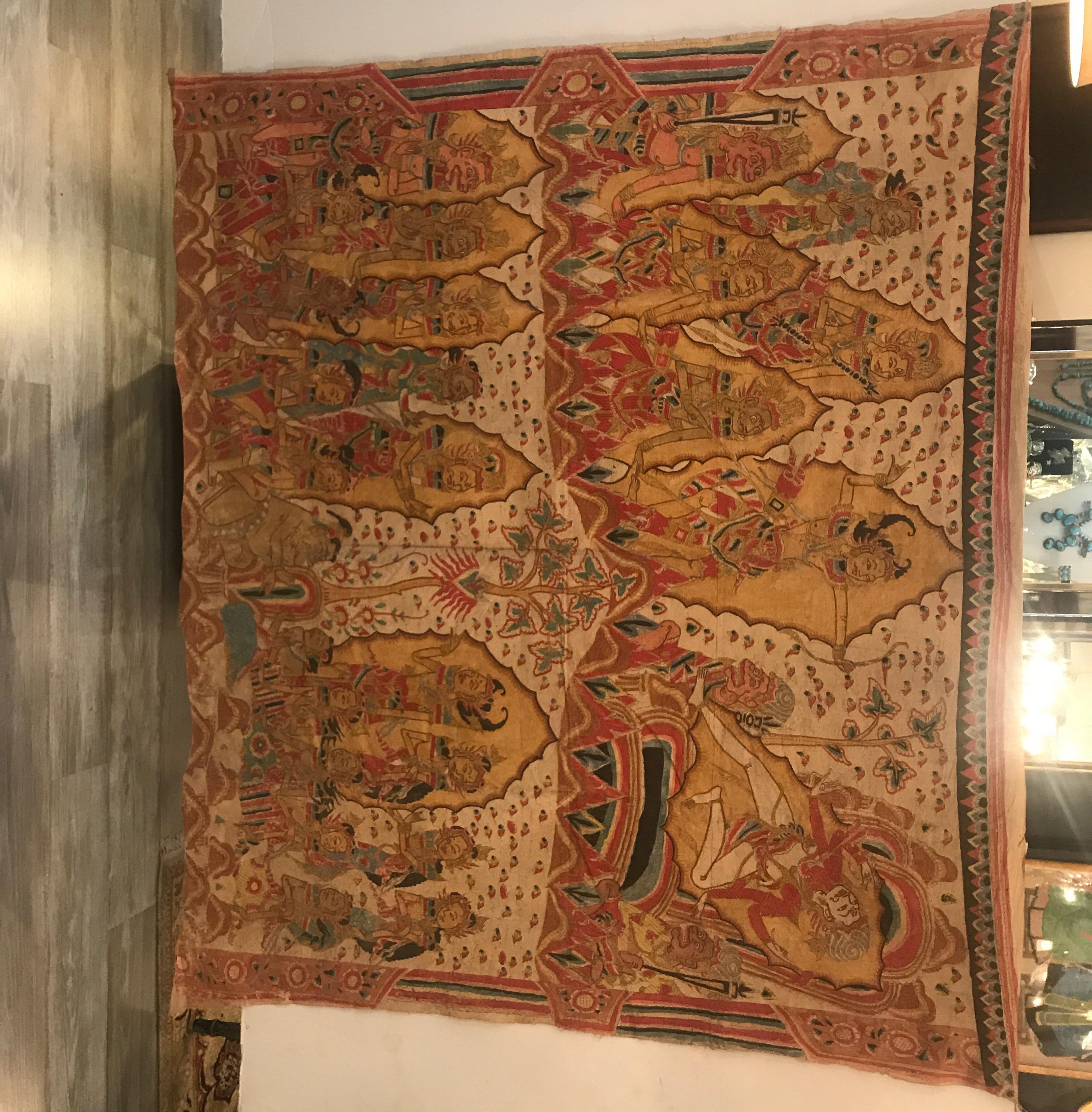 Lebendiger, handbemalter, handgewebter balinesischer Batik-Wandteppich, um 1900. Der handgewebte Baumwollstoff mit handgemalten figurativen Szenen in Rot, Gold, Blau und Weiß. Die Webstühle waren damals so beschaffen, dass das Material doppelt so