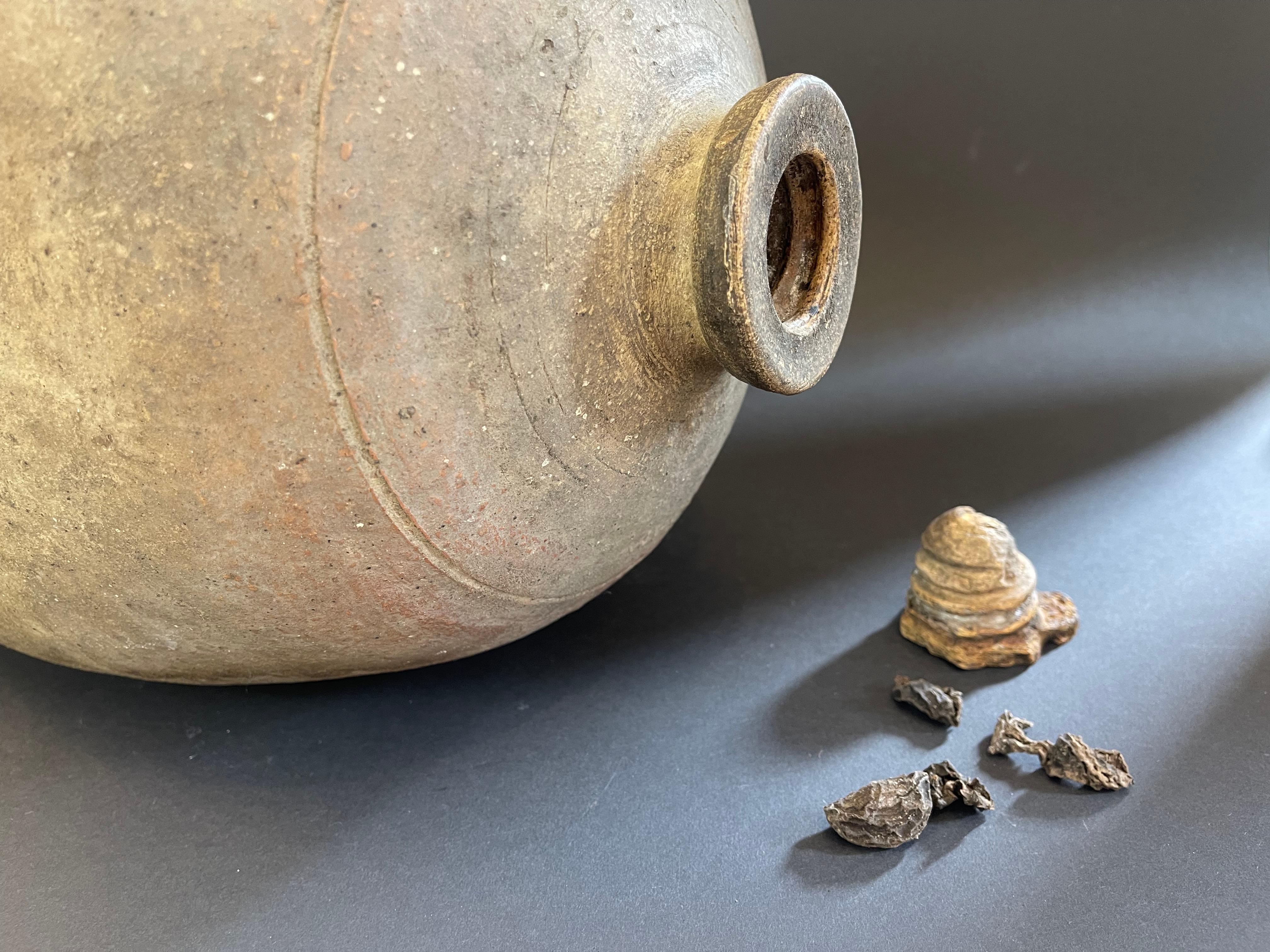 Argile Grand récipient de rangement ancien de bouteilles ou urne en argile balkanique en terre cuite, 19ème siècle en vente