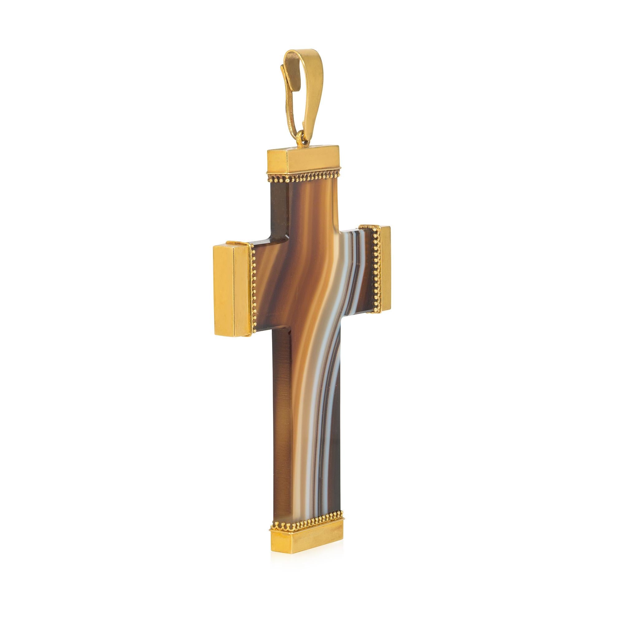 Un grand pendentif en agate et en or de l'époque victorienne, le crucifix en agate à bandes polies avec des terminaux en or perlé et un fermoir en or poli, en 18k.  (Chaîne vendue séparément).

* Lettre d'authenticité incluse
* Livraison gratuite