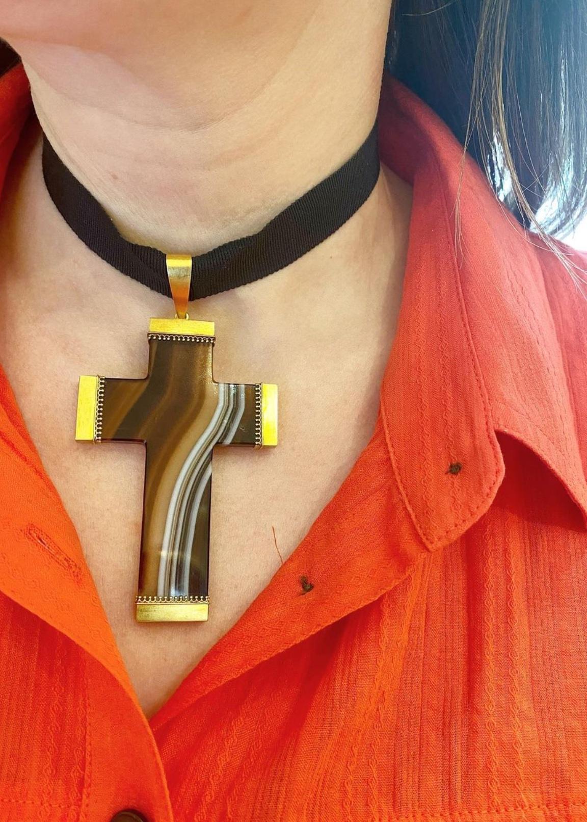 Large Antique Banded Agate and Gold Cross Pendant  In Good Condition For Sale In New York, NY