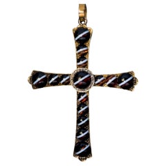 Colgante grande de ágata antigua con banda de diamantes y cruz de oro