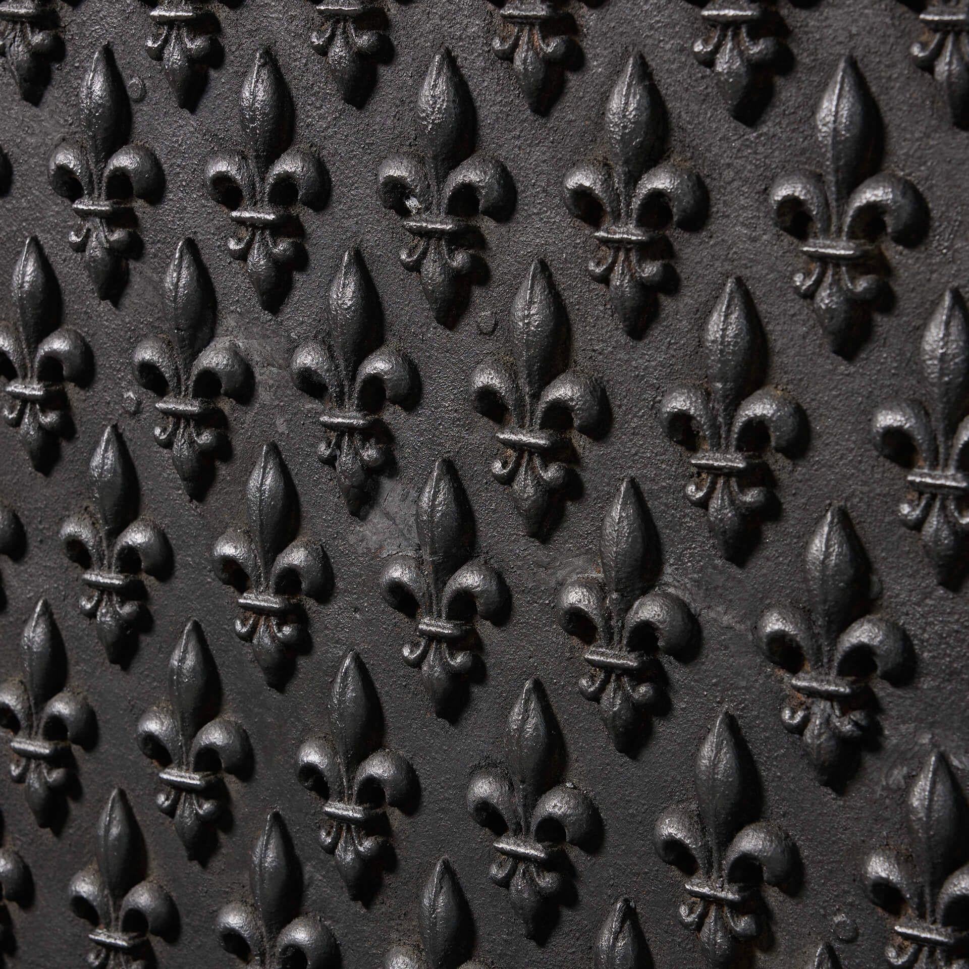 Large Antique Baroque Style Fire Grate In Fair Condition For Sale In Wormelow, Herefordshire