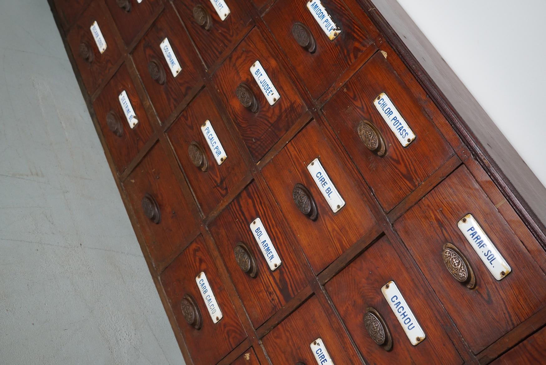 Pin  Grande armoire d'apothicaire belge ancienne en pin avec boucliers en émail, années 1900 en vente