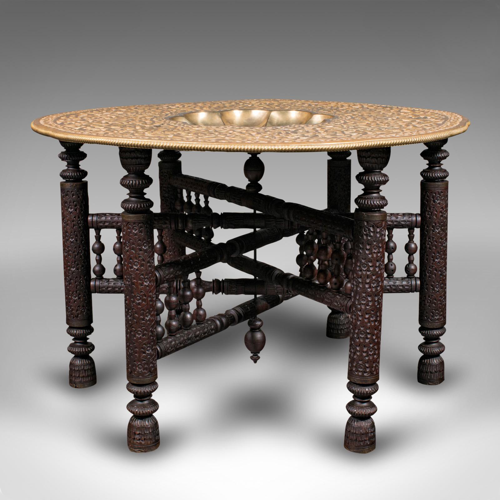 Mid-Century Modern Grande table à thé berbère ancienne, Moyen-Orient, laiton, teck, Campaigner, Circa 1920 en vente
