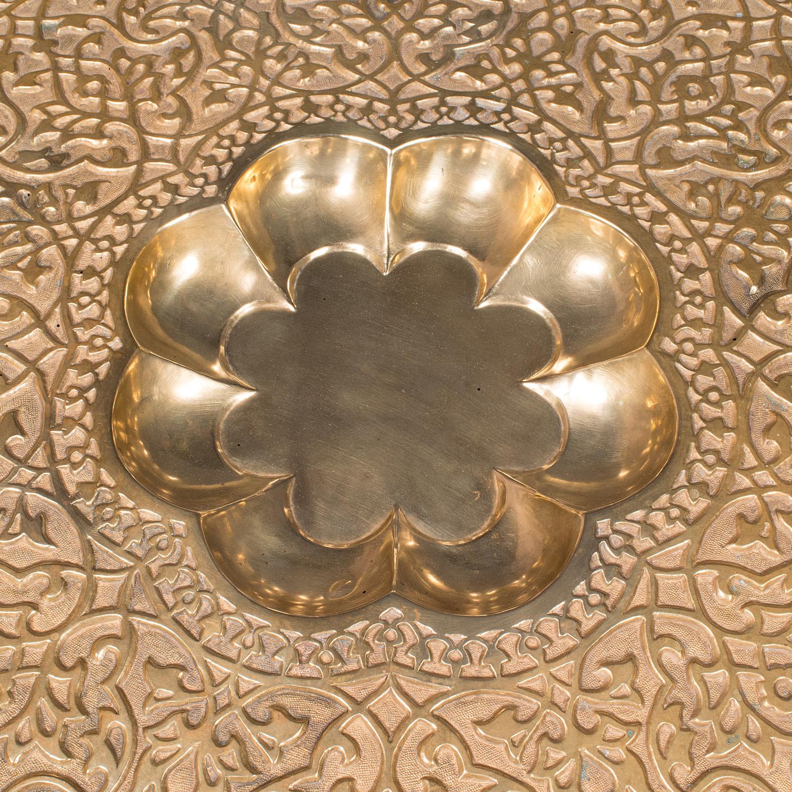 Inconnu Grande table à thé berbère ancienne, Moyen-Orient, laiton, teck, Campaigner, Circa 1920 en vente