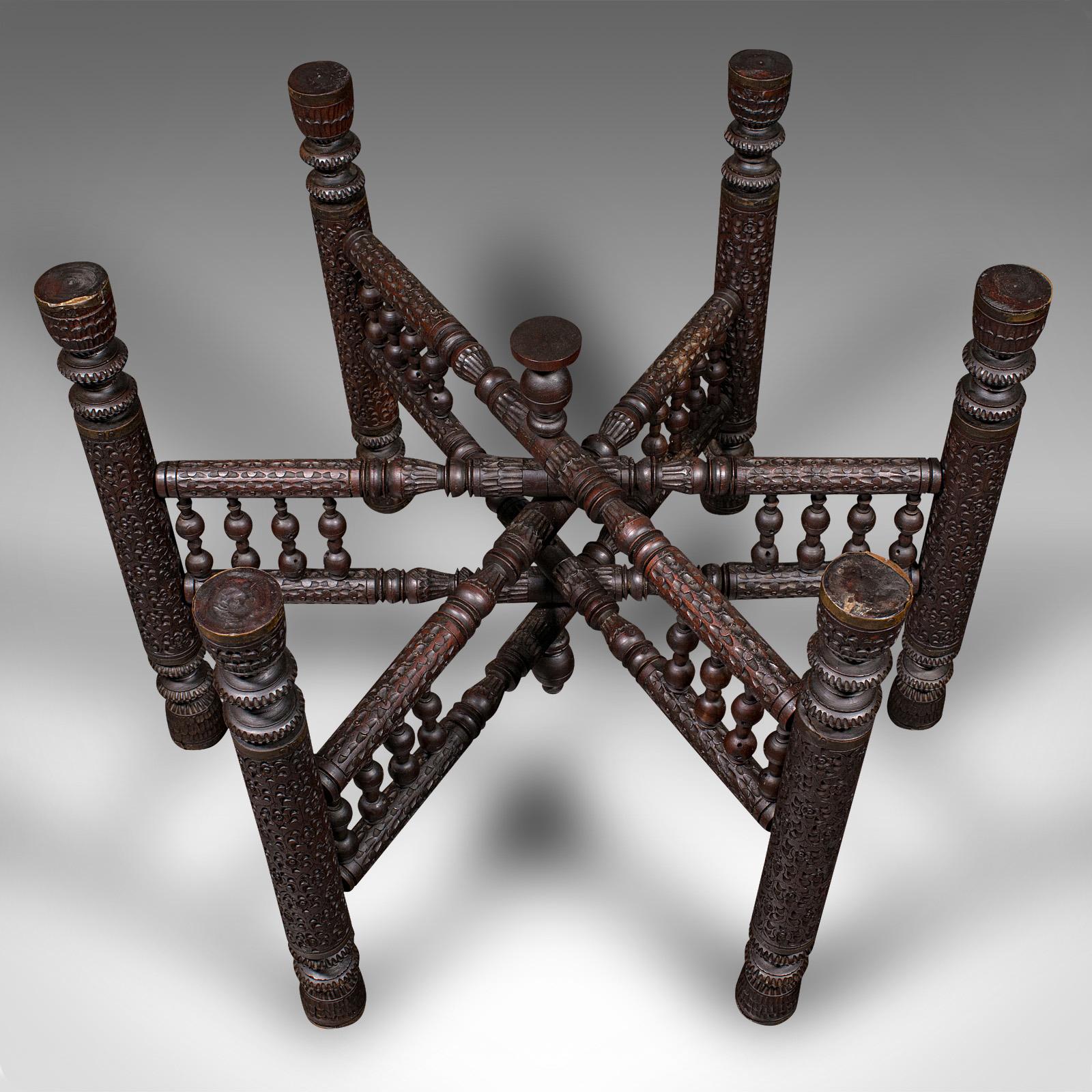 20ième siècle Grande table à thé berbère ancienne, Moyen-Orient, laiton, teck, Campaigner, Circa 1920 en vente
