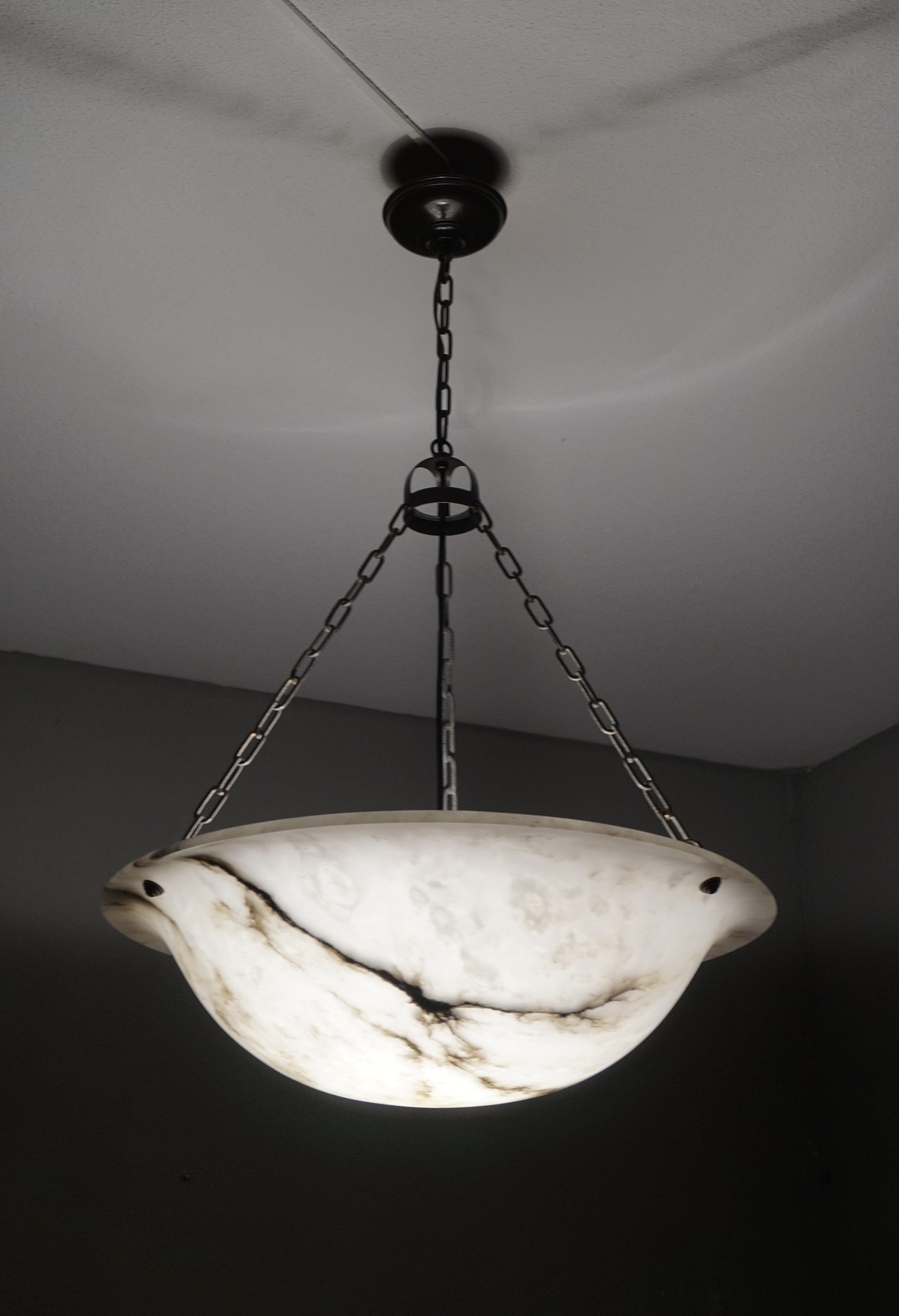 Top class chandelier with a stunning and rare size alabaster shade.

Thanks to its large size and truly excellent condition this alabaster chandelier will light up both your days and evenings. It is black and white from top to bottom and the
