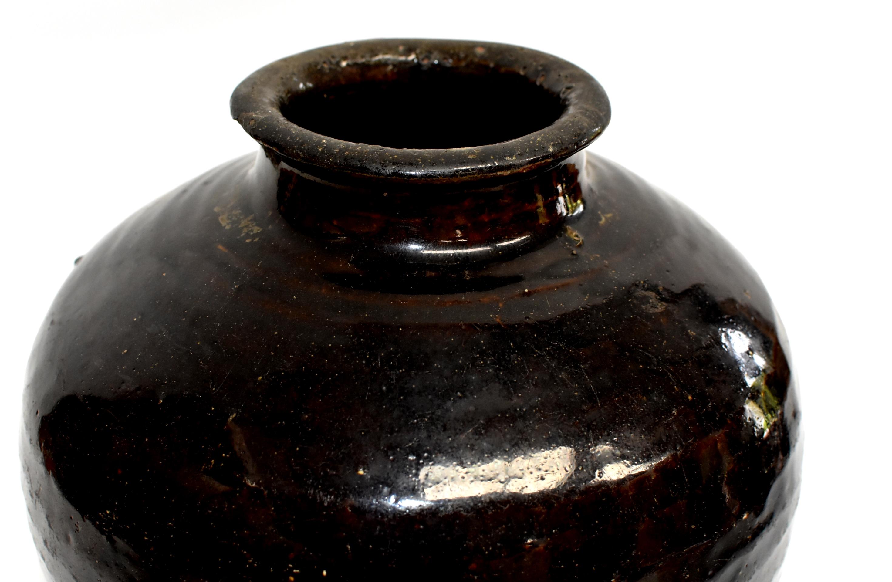 Cette merveilleuse pièce provient de la province de Shan Xi:: un ancien état de la Chine. La région est réputée pour produire un vinaigre riche:: aromatique et foncé. Historiquement:: ces jarres étaient utilisées pour stocker les précieux liquides.
