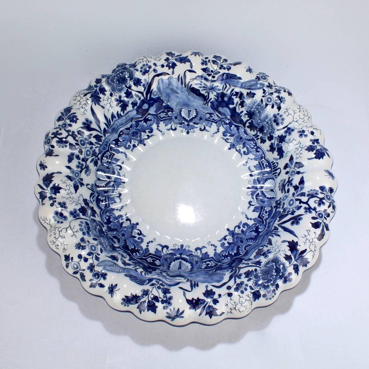 Olandese Grande ciotola antica in ceramica blu e bianca di Delft a coste o a lobi, XIX secolo