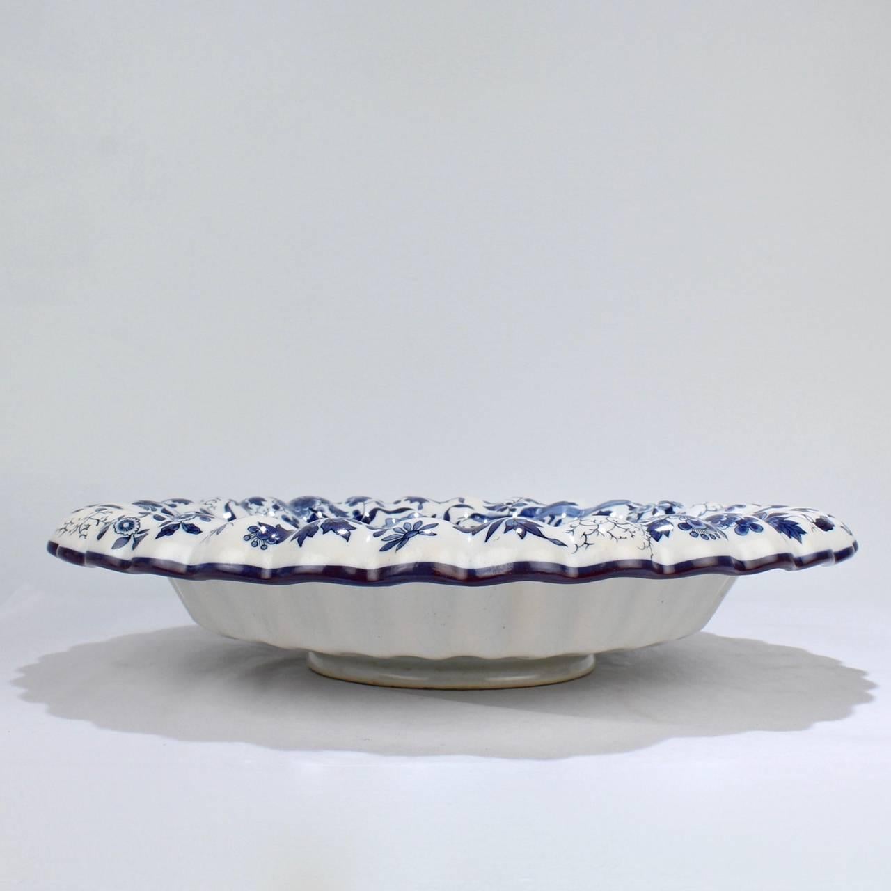 Grande ciotola antica in ceramica blu e bianca di Delft a coste o a lobi, XIX secolo 2