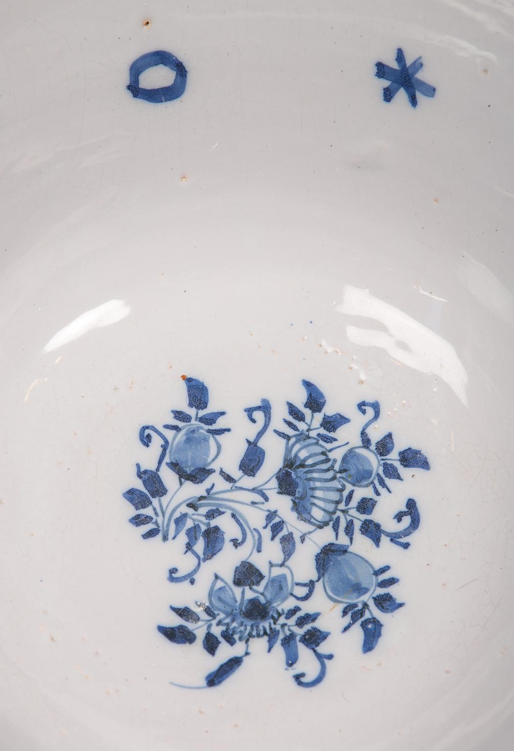 Große antike blau-weiße Delfter Punschschüssel:: handbemalt:: um 1780 im Zustand „Hervorragend“ in Katonah, NY