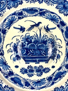 Grand chargeur néerlandais ancien de Delft bleu et blanc avec oiseaux et panier de fleurs