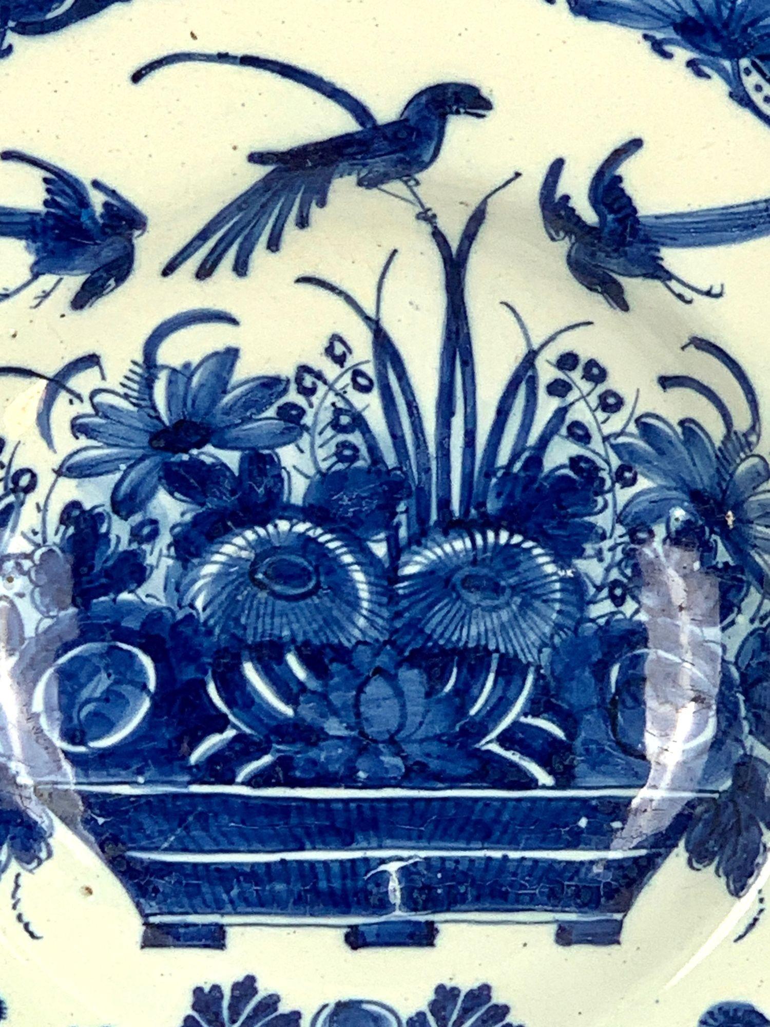 Dipinto a mano Grande Caricatore Delft antico blu e bianco con uccelli e cesto di fiori in vendita
