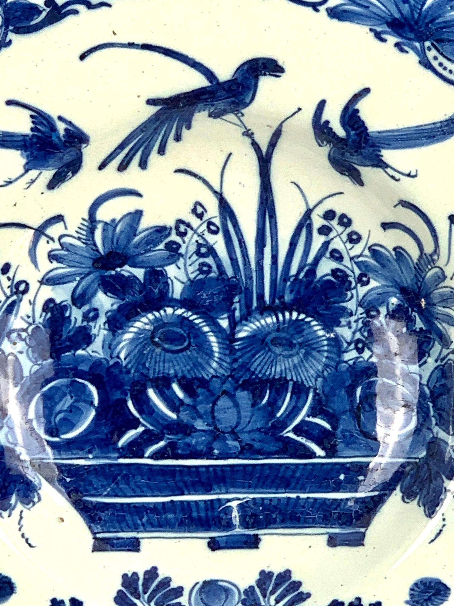 Grande Caricatore Delft antico blu e bianco con uccelli e cesto di fiori In condizioni ottime in vendita a Katonah, NY