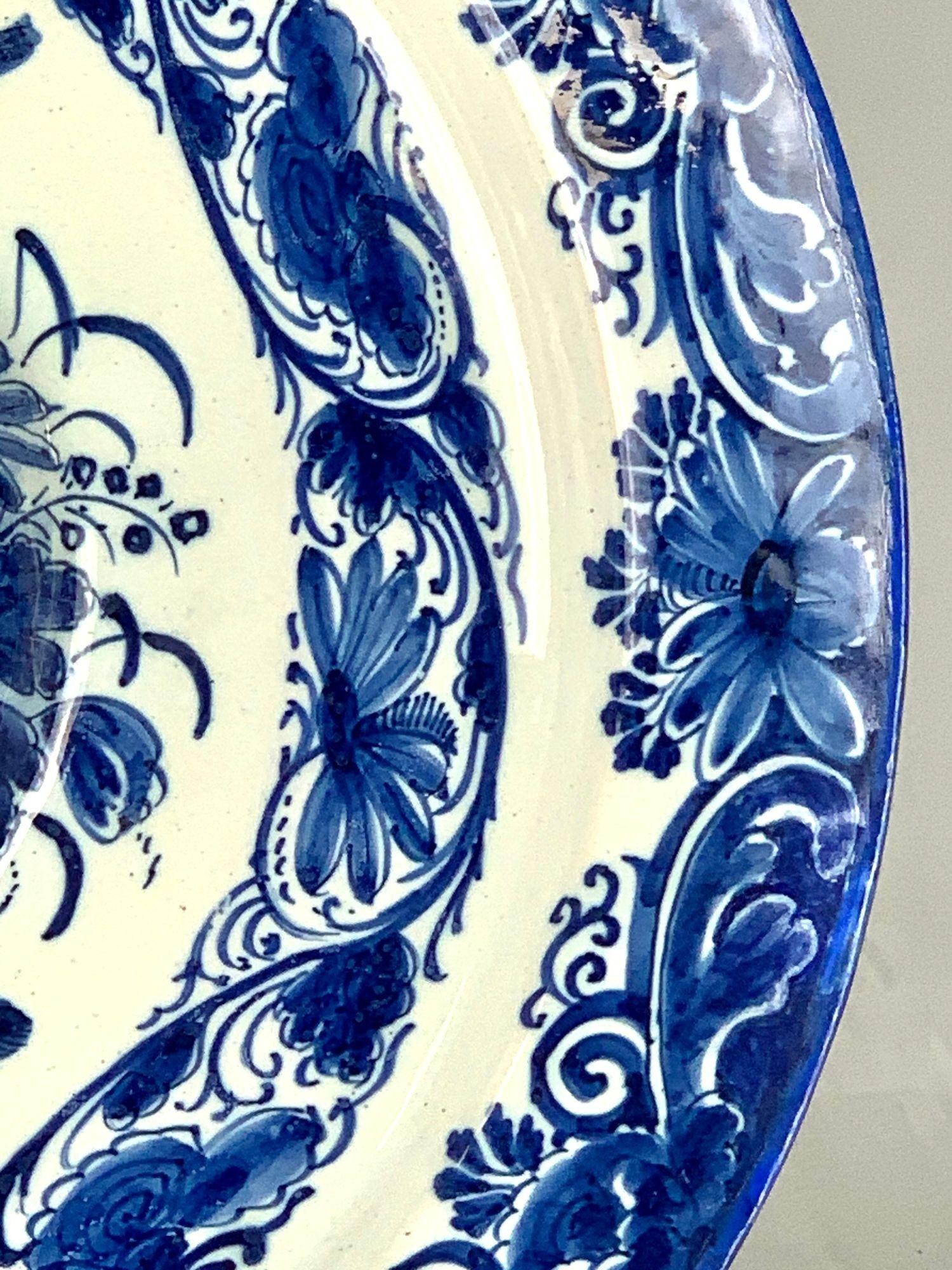 XVIII secolo Grande Caricatore Delft antico blu e bianco con uccelli e cesto di fiori in vendita