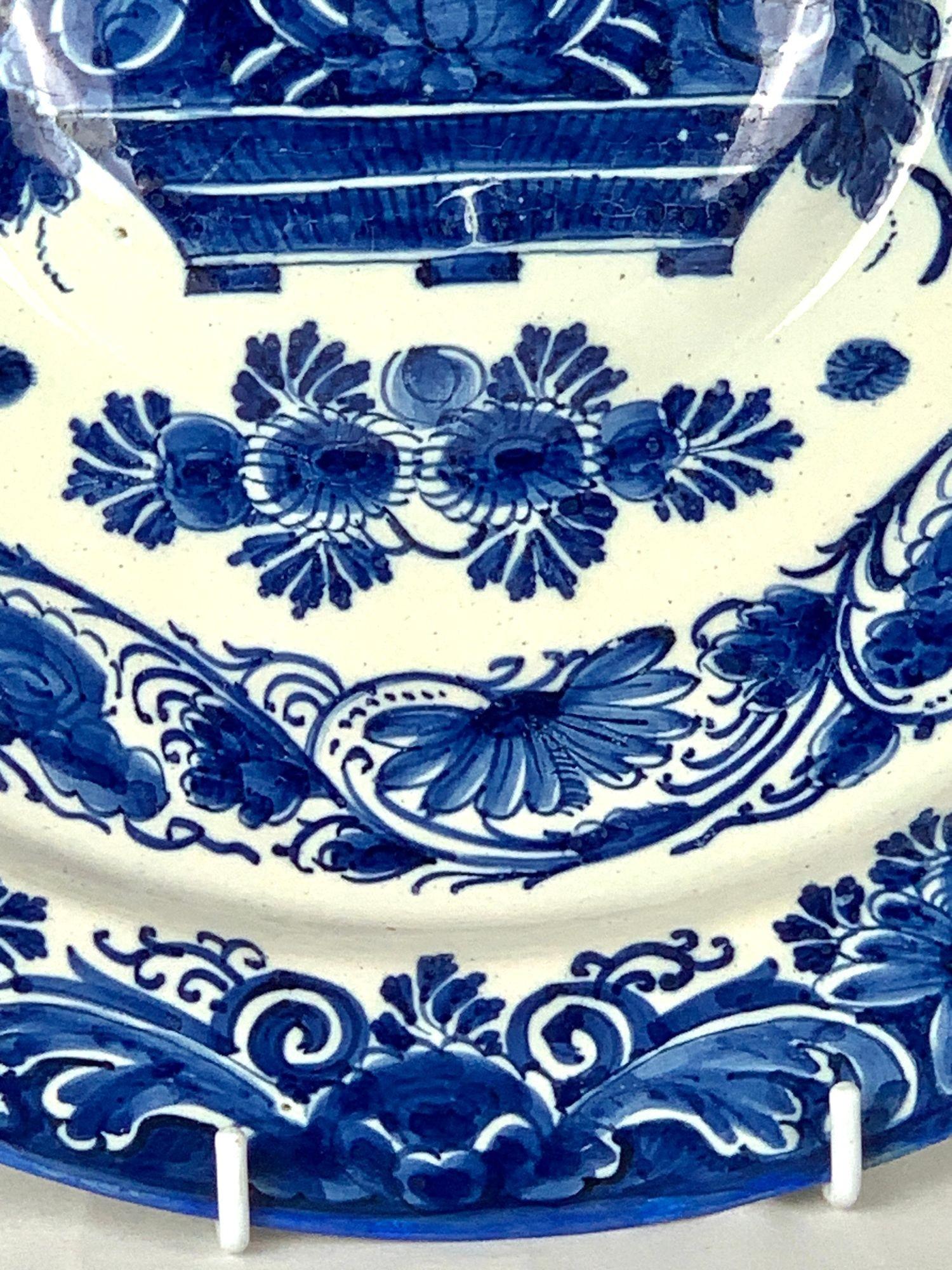 Grande Caricatore Delft antico blu e bianco con uccelli e cesto di fiori in vendita 1