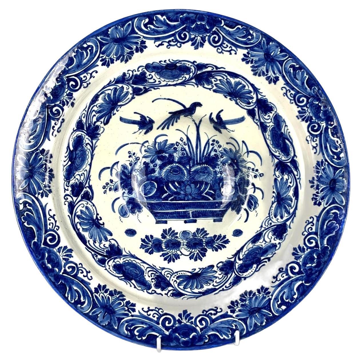 Grand chargeur néerlandais ancien de Delft bleu et blanc avec oiseaux et panier de fleurs