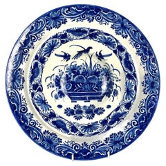 Gran Cargador Holandés Antiguo Azul y Blanco de Delft con Pájaros y Cesta de Flores