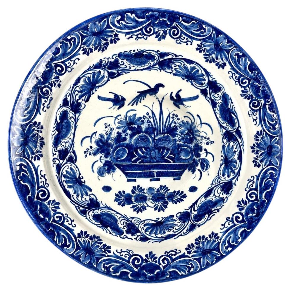 Grand chargeur néerlandais ancien de Delft bleu et blanc avec oiseaux et panier de fleurs
