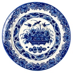 Große antike blaue und weiße holländische Delft Charger mit Vögeln und Blumen Korb