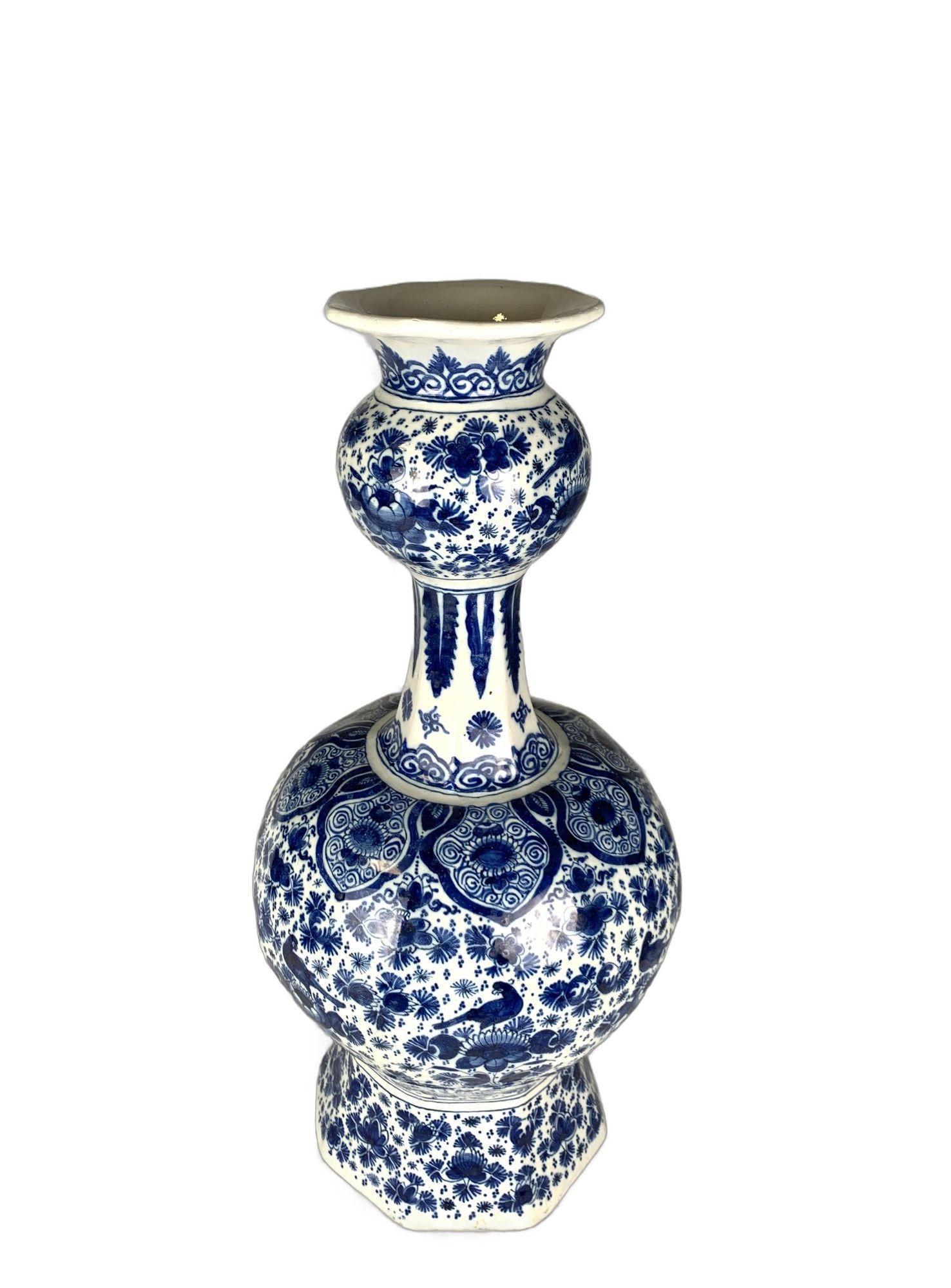 Diese handbemalte holländische Delft-Vase aus der Zeit um 1770 ist ein schönes Beispiel für zinnglasiertes Steingut in Blau und Weiß aus dem 18. Jahrhundert.
Die Vase hat eine skulpturale Silhouette, die sich anmutig von der achteckigen Basis über
