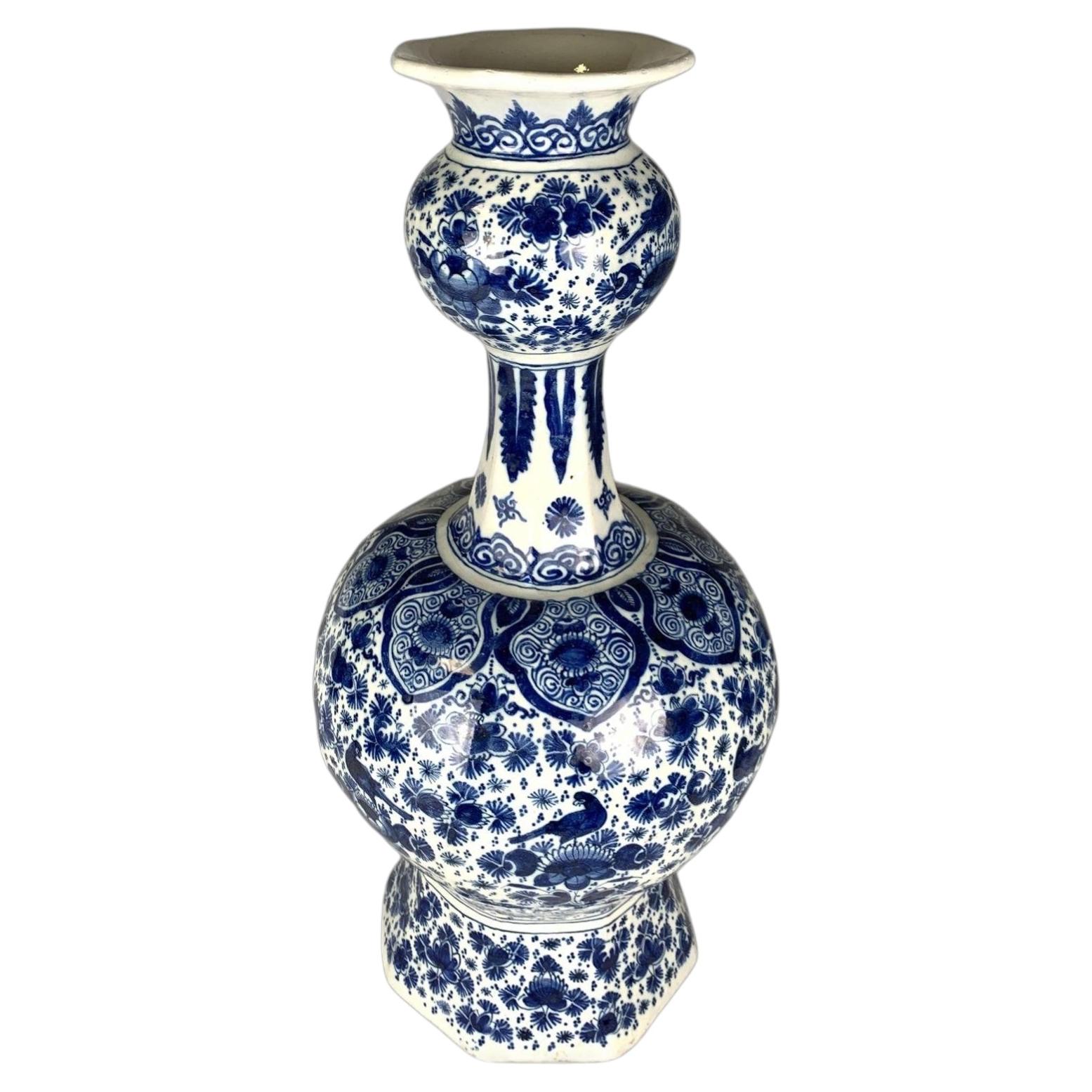 Grand vase Delft hollandais bleu et blanc peint à la main au 18e siècle Ca. 1770