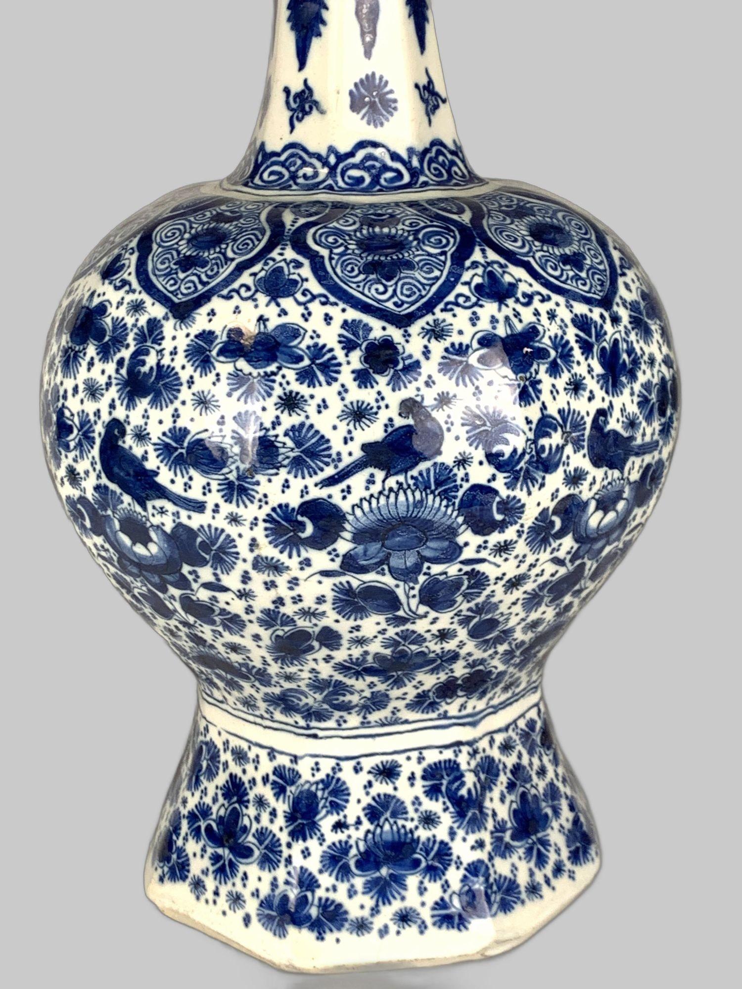 Große antike blau-weiße holländische Delft-Vase, handbemalt, 18. Jahrhundert Ca. 1770 (Handbemalt) im Angebot